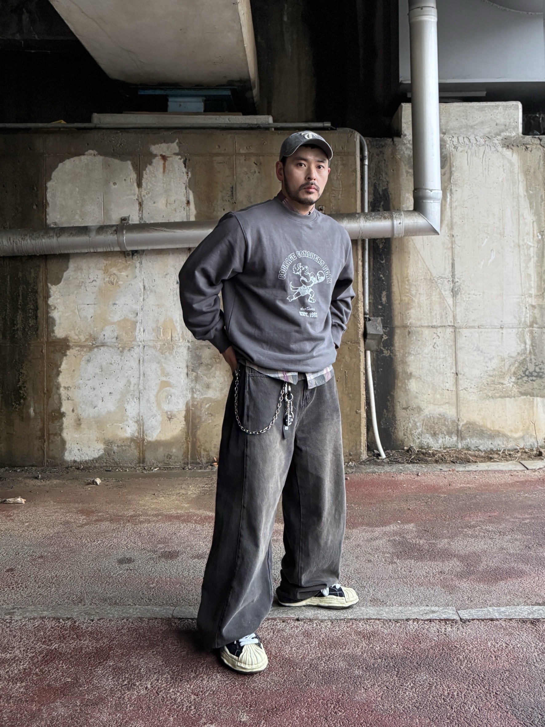 Wildthings Vintage Sweatshirts(WILD DOG) Graphite 착용 스타일 - 3