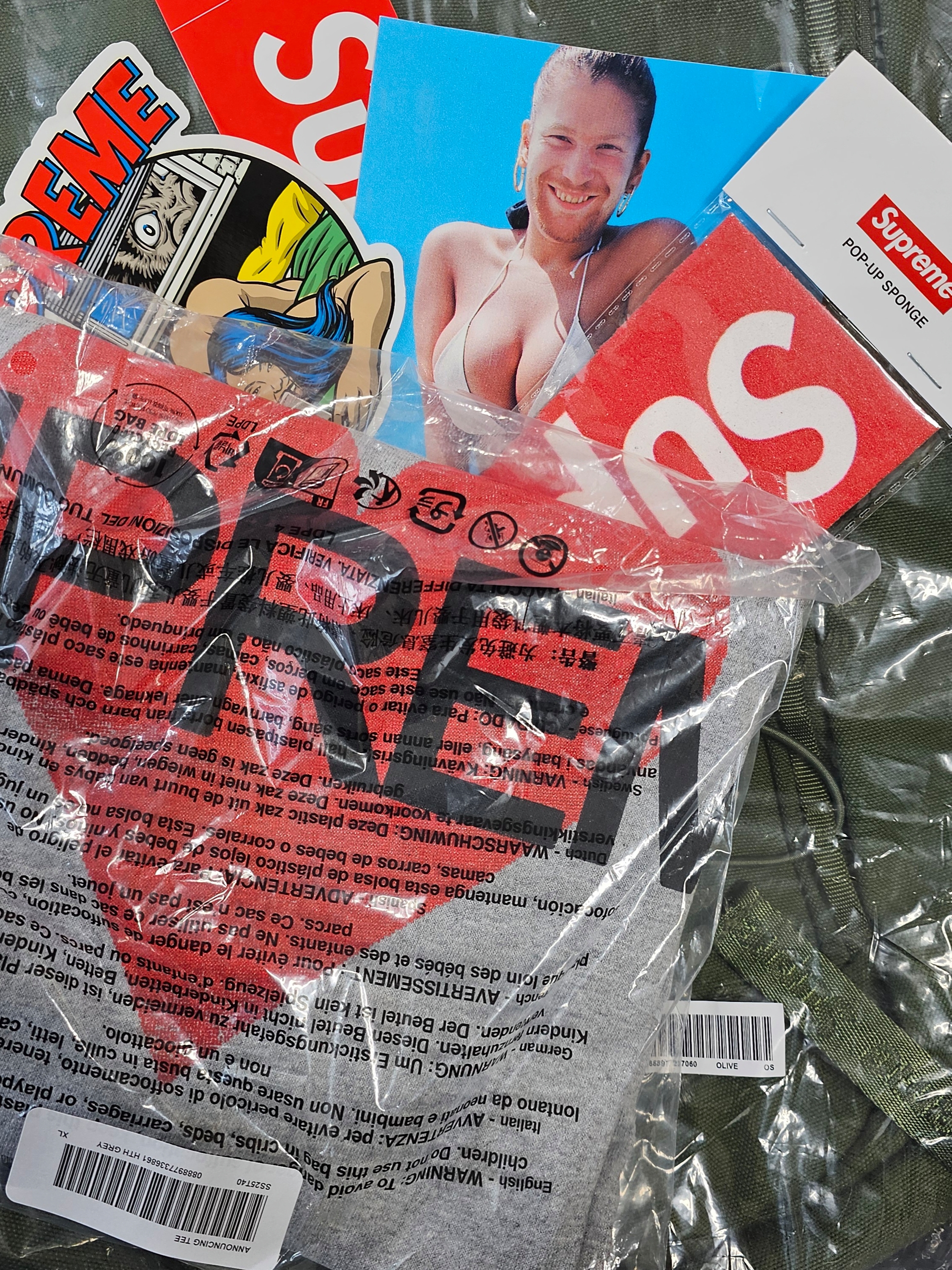 Supreme Announcing T-Shirt Heather Grey - 25SS, Supreme Backpack Olive - 25SS 착용 스타일 - 1