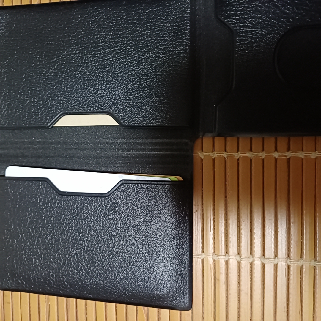 Beams x Hightide Special Order Pass & Card Case Black 착용 스타일 - 1