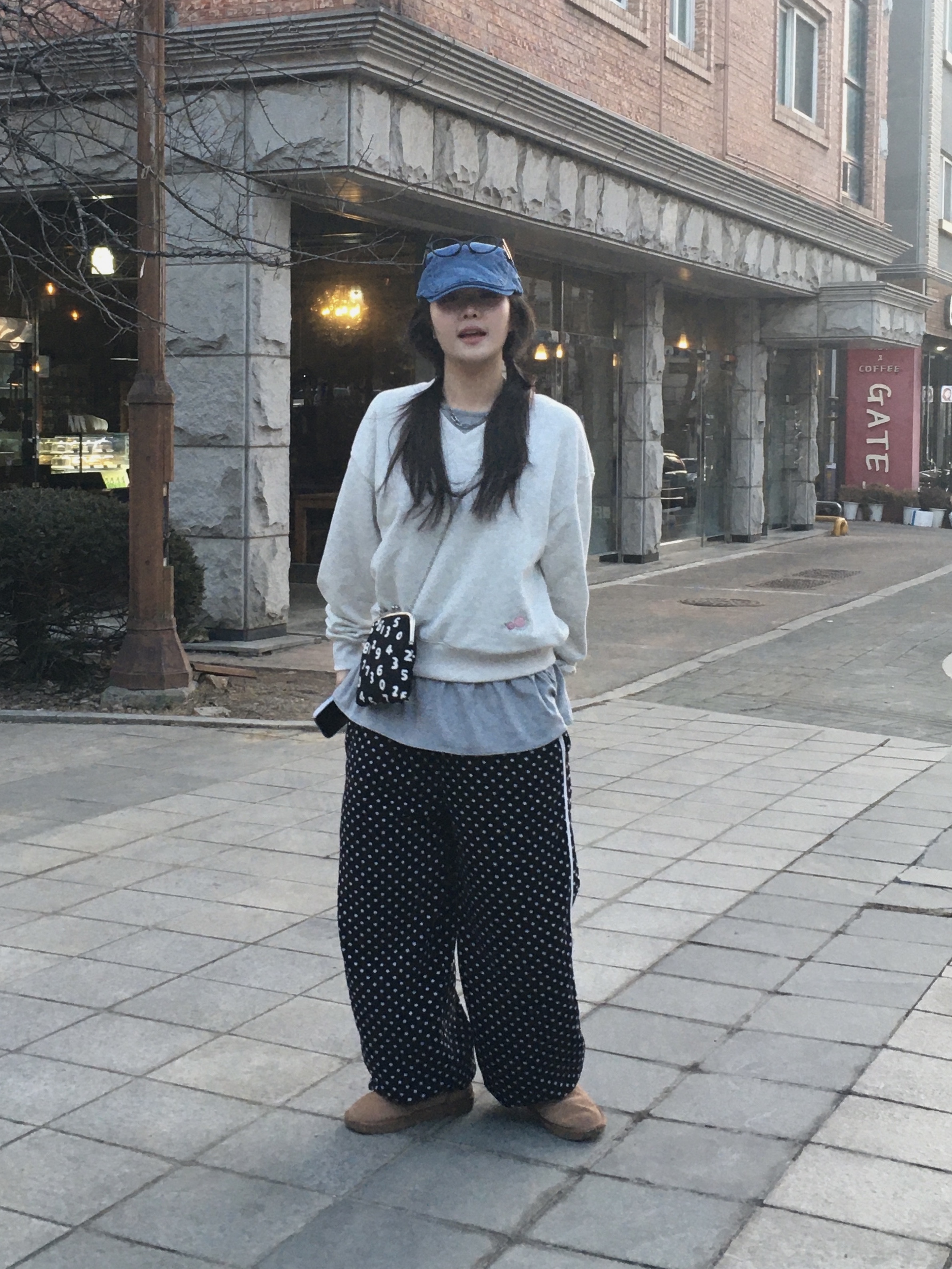 Sou Sou Canvas Soft Gamaguchi Bag Large Black (with 110cm Black Leather Strap), (W) UGG Classic Mini II Boots Chestnut 착용 스타일 - 1