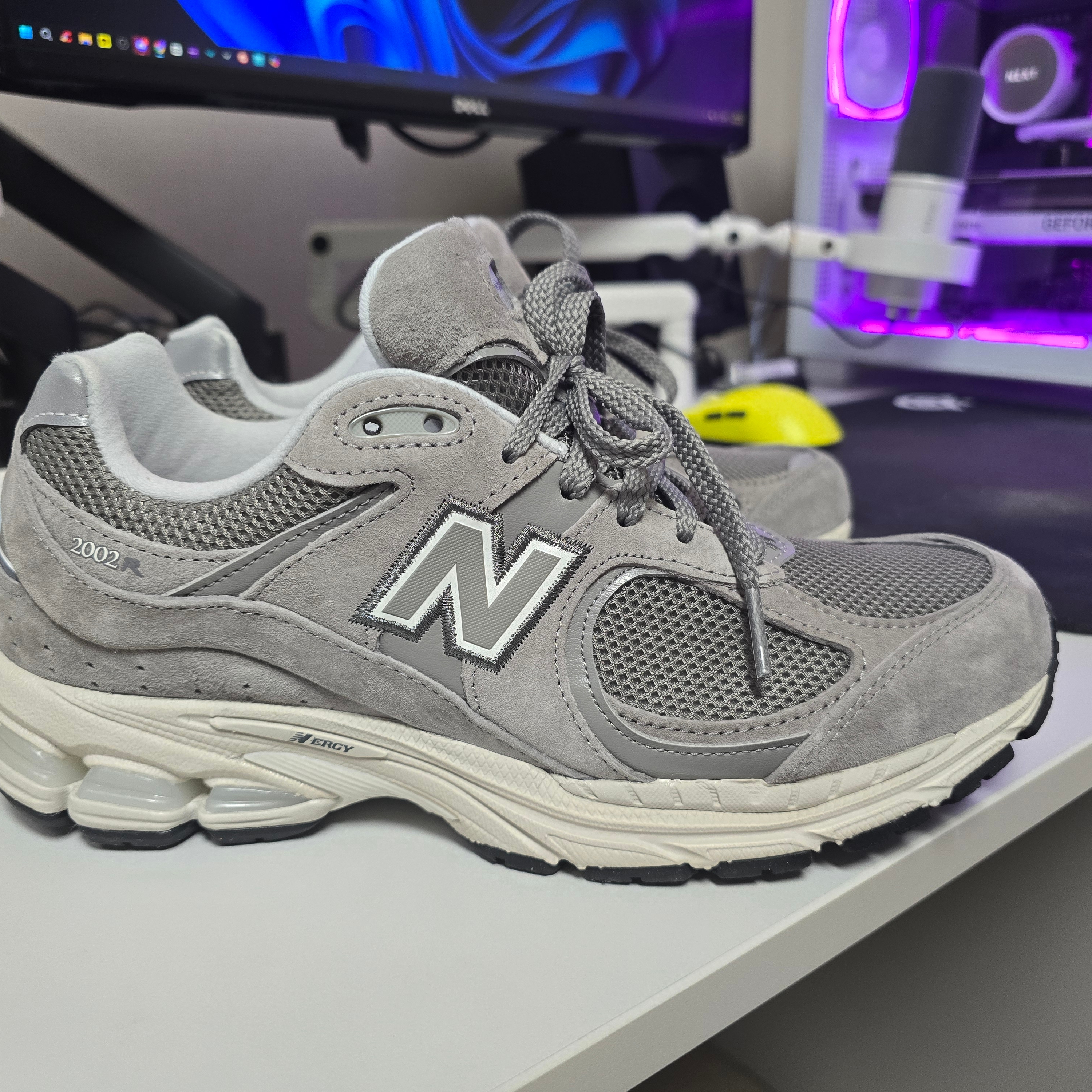 New Balance 2002R Grey 착용 스타일 - 2