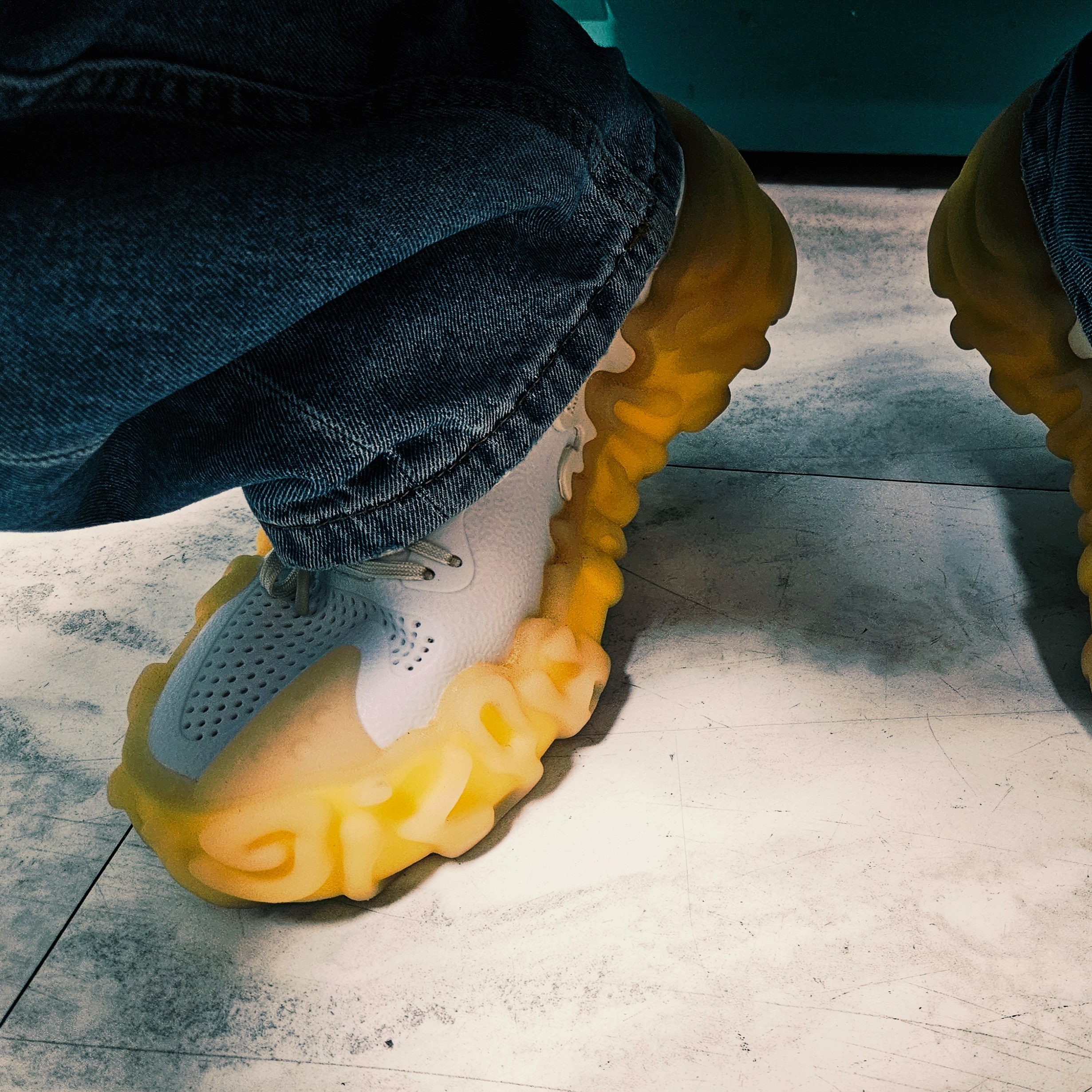 Crocs x Salehe Bembury Pollex Juniper Tahini Gum 착용 스타일 - 1