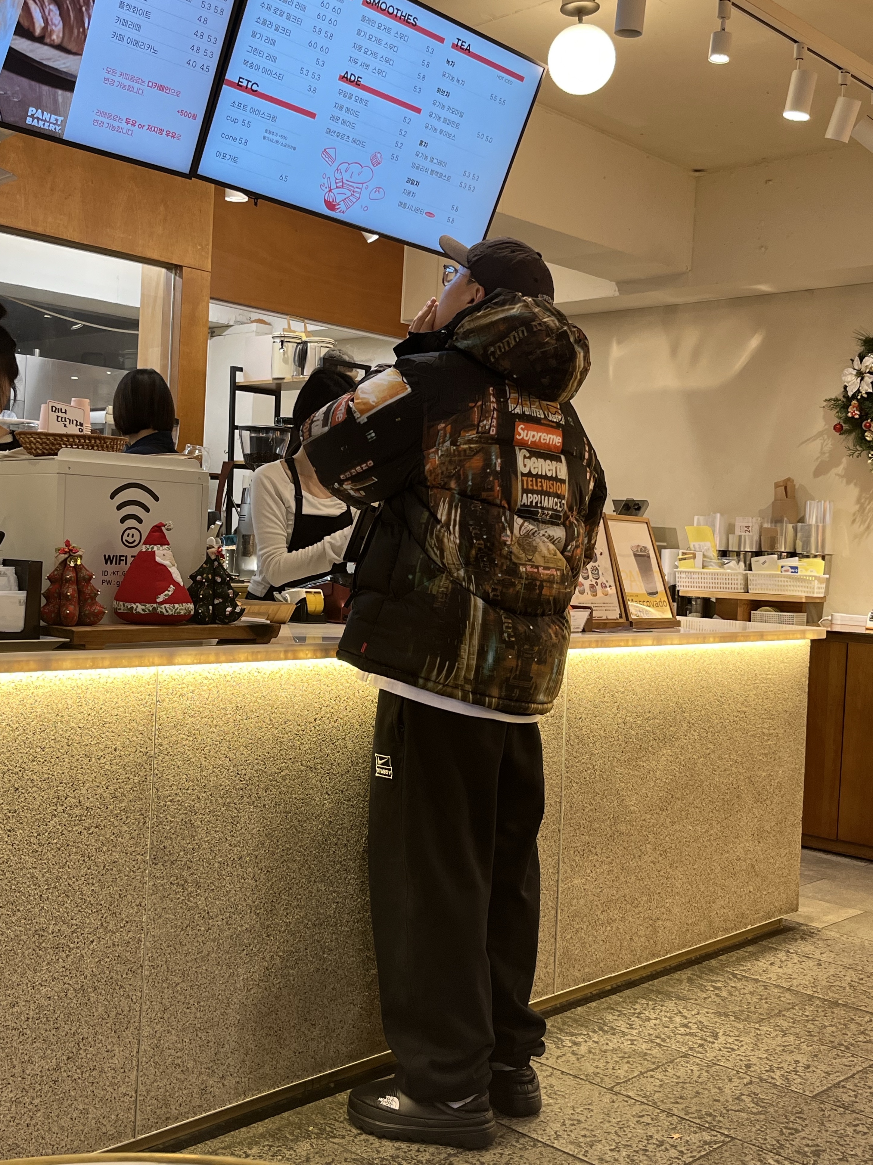 Nike x Stussy NRG Washed Fleece Crewneck Black (DO5310-010), Nike x Stussy NRG Washed Fleece Pants Black (DO5296-010) 착용 스타일