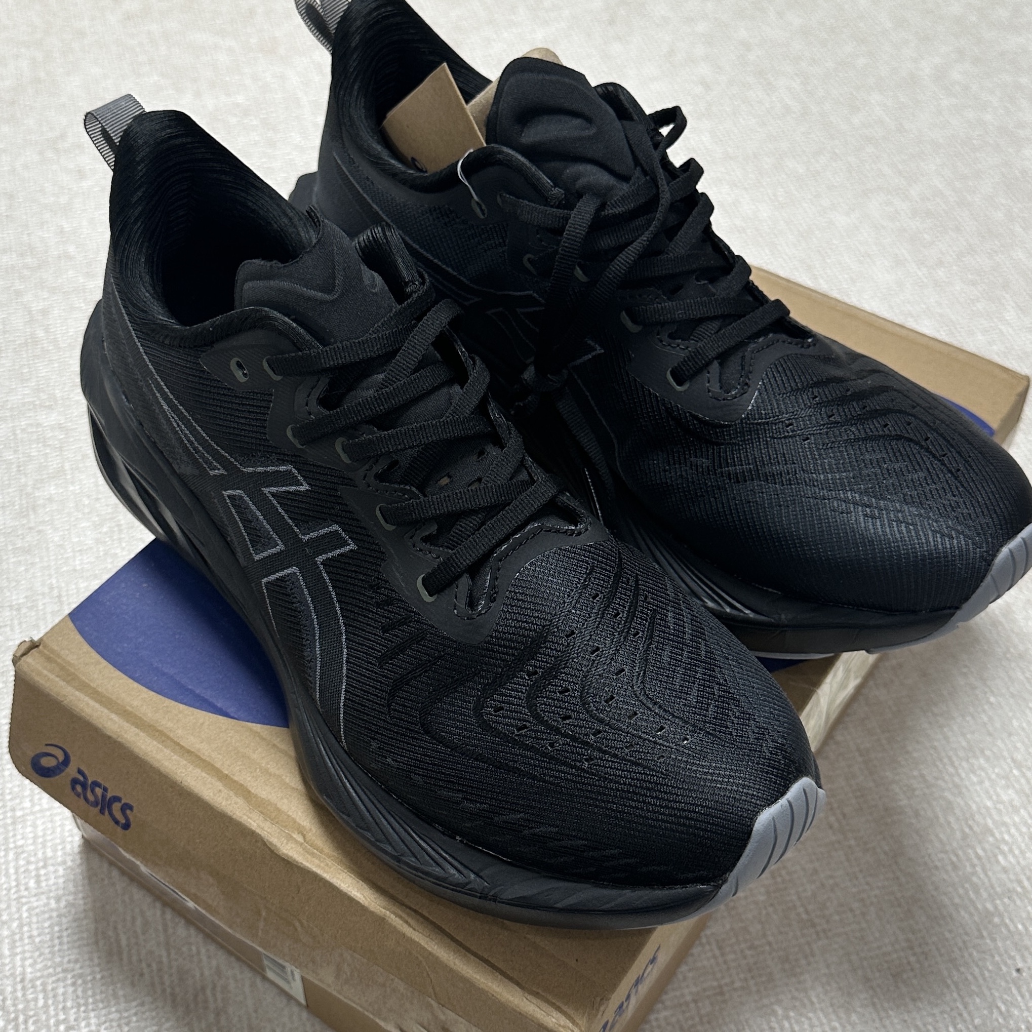 Asics Novablast 4 Black Graphite Grey 착용 스타일 - 7
