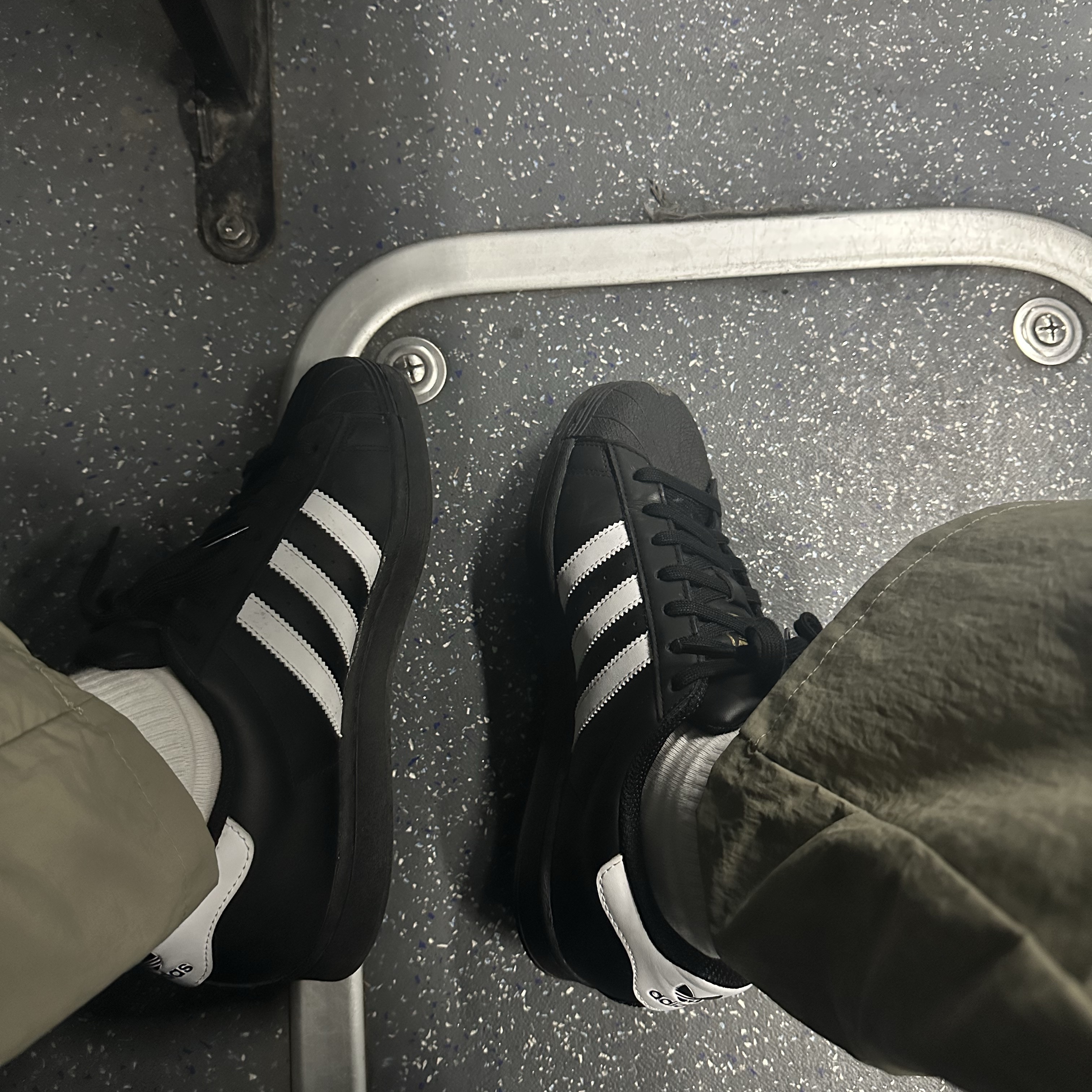 Adidas Superstar Core Black White 착용 스타일
