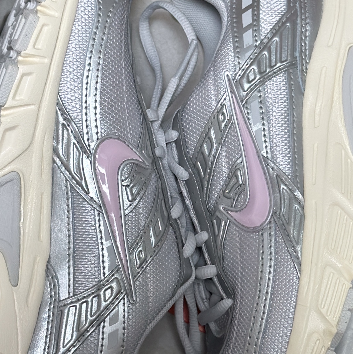 (W) Nike Initiator Vast Grey Metallic Silver 착용 스타일 - 2