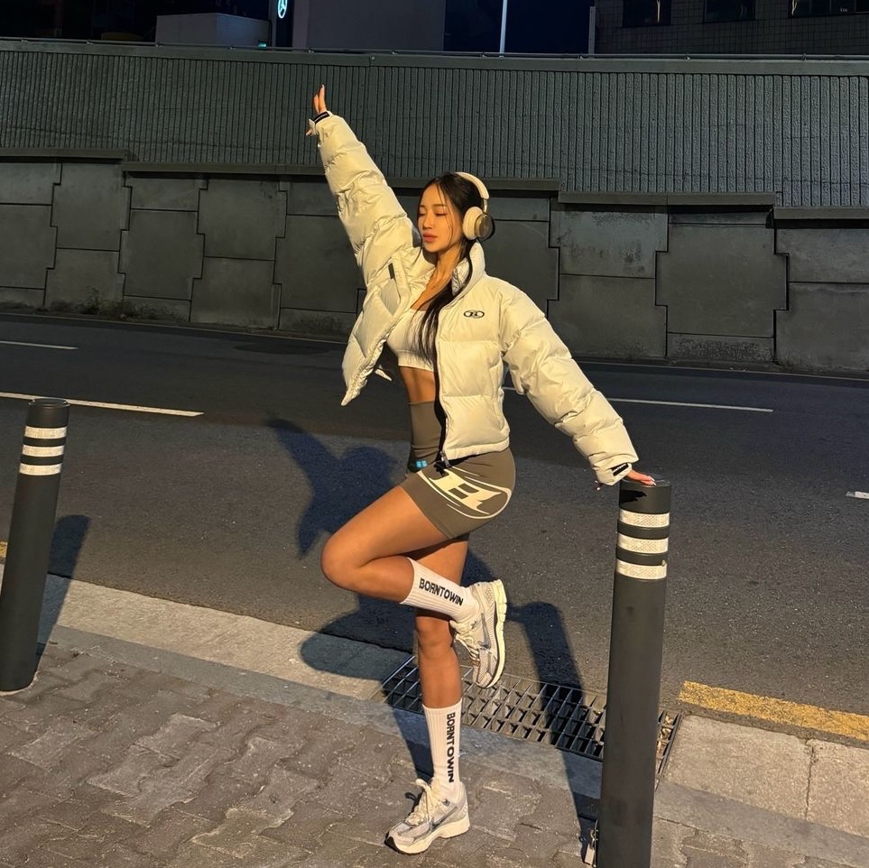 BORN TO WIN Big Symbol Puffer Crop Down Grey, BORN TO WIN B Logo 3.5 Biker Shorts Khaki 착용 스타일