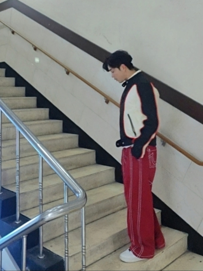 True Religion Scar Washed Denim Pants Red, Diesel J-Blink Biker Jacket in Colour-Block Nylon Black White 착용 스타일