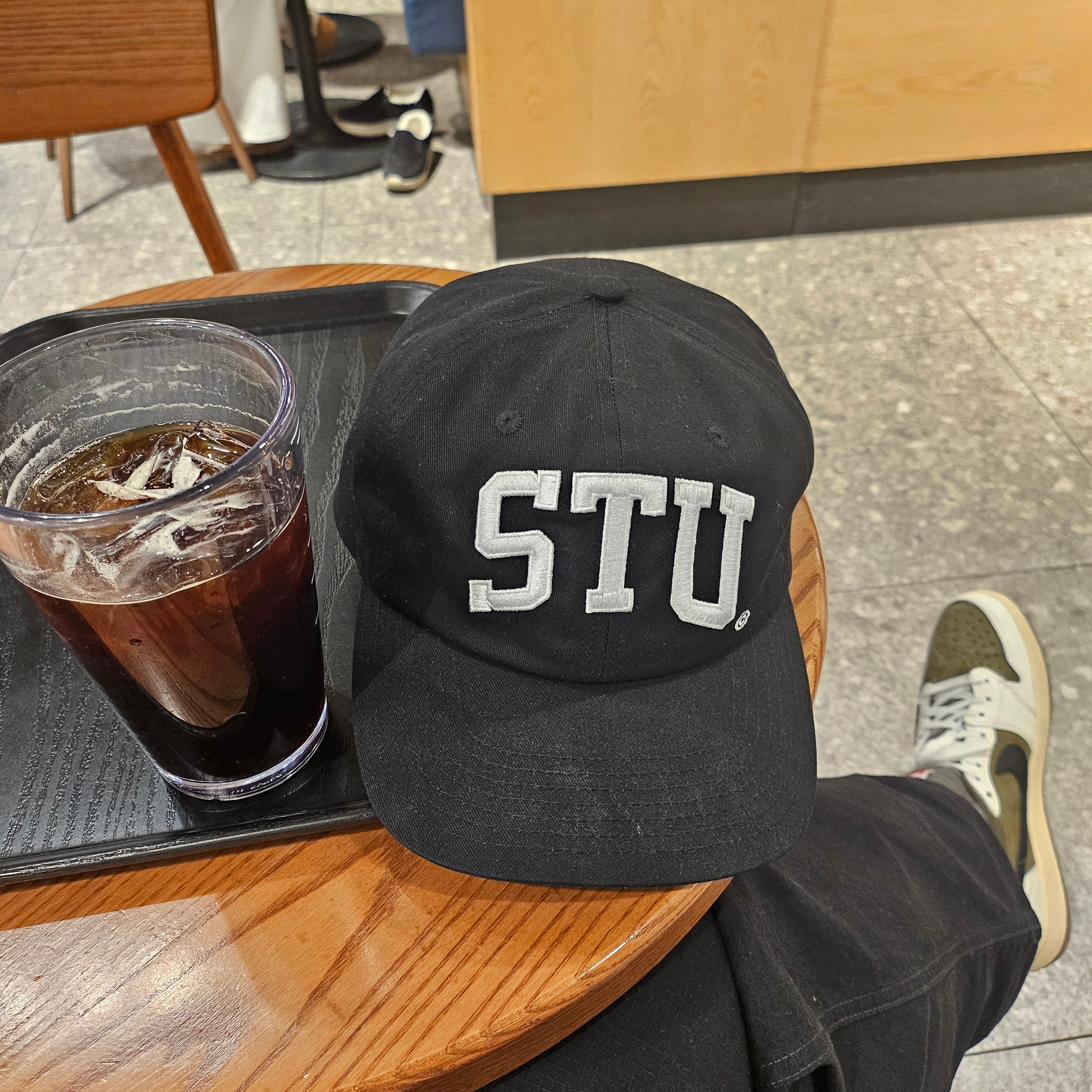 Jordan 1 x Travis Scott Retro Low OG SP Reverse Olive, Stussy Stu Arch Strapback Cap Black 착용 스타일 - 1