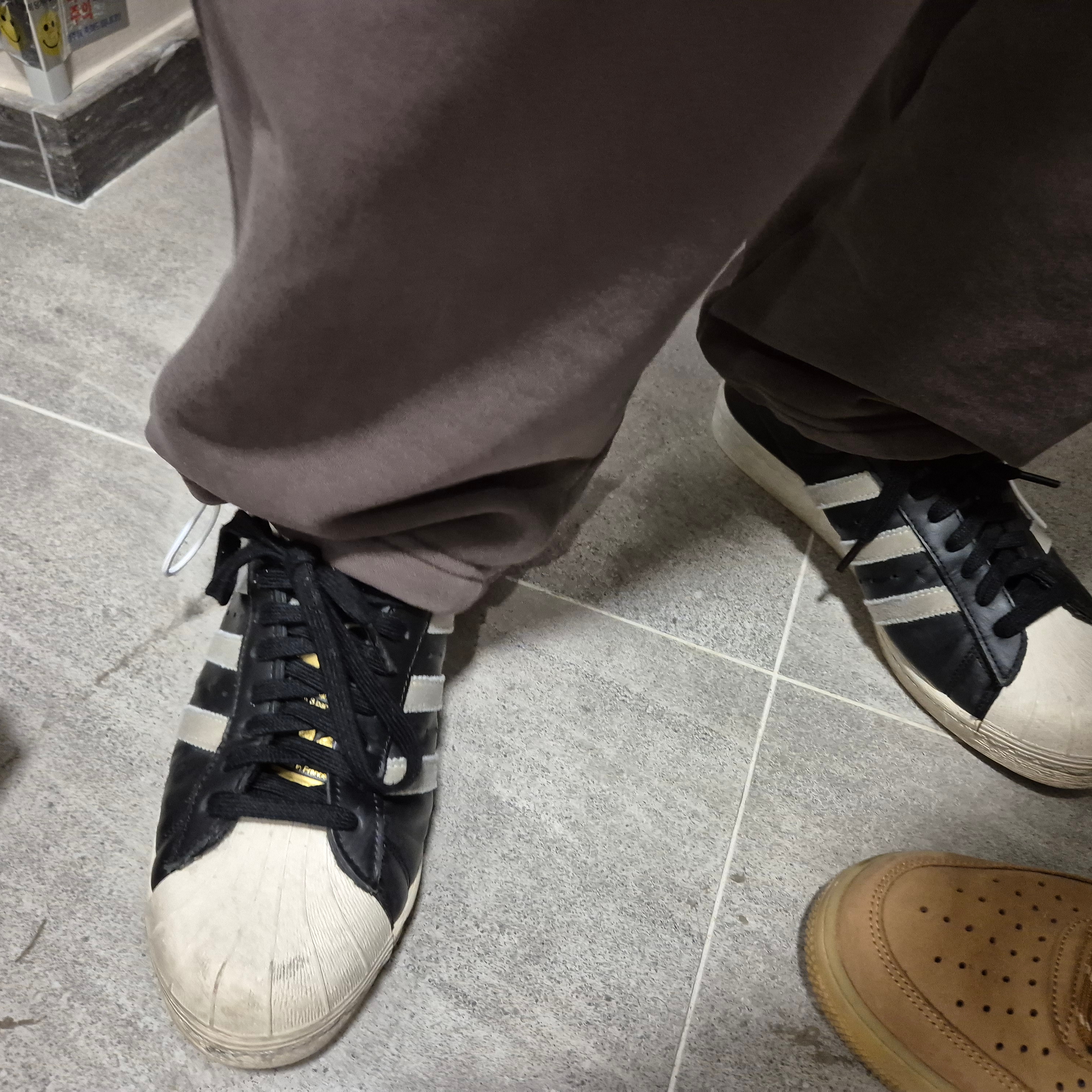 Adidas Superstar 82 Black White 착용 스타일