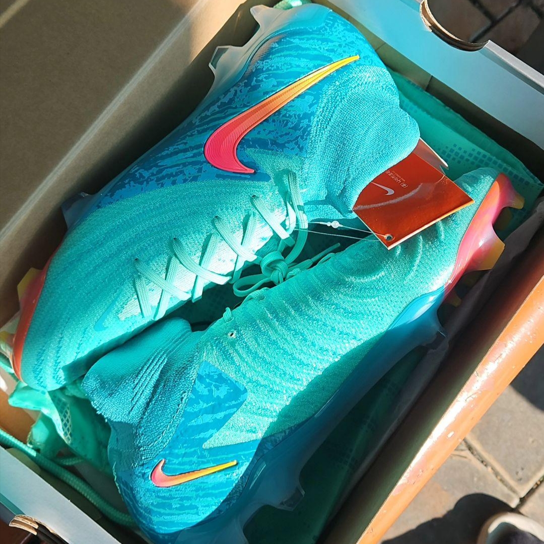 Nike Phantom Luna 2 Elite LV8 FG Green Glow 착용 스타일