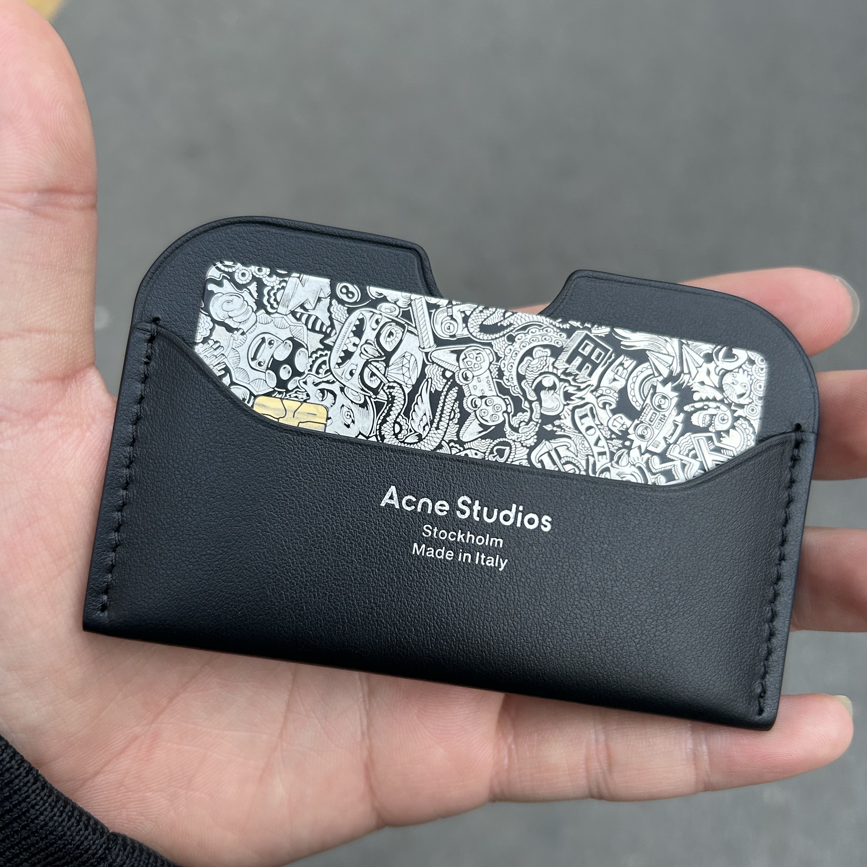 Acne Studios Elmas Card Holder Black 착용 스타일