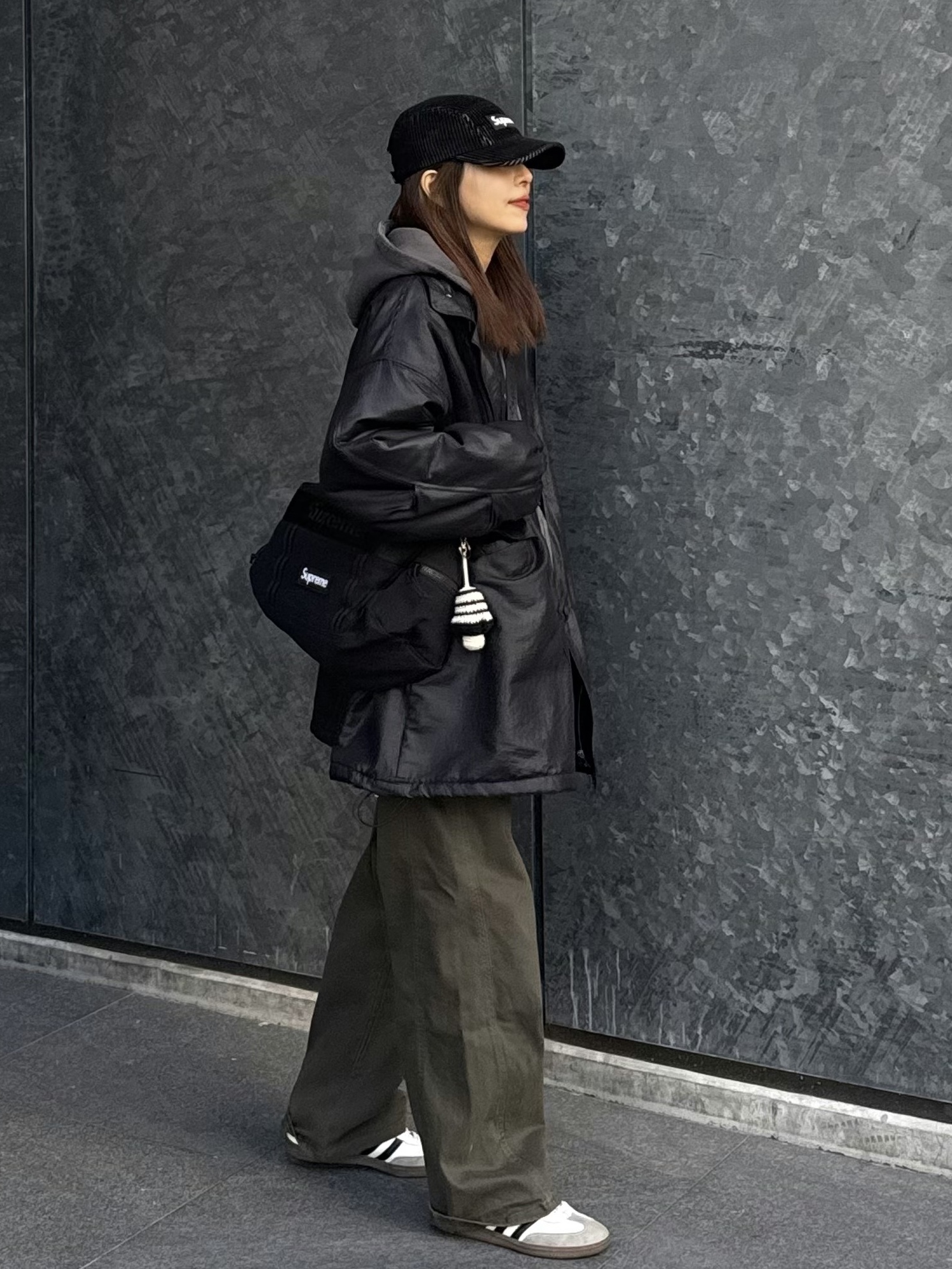 Supreme Utility Bag Black - 25SS, Supreme 2-Tone Corduroy Camp Cap Black - 23SS 착용 스타일 - 1