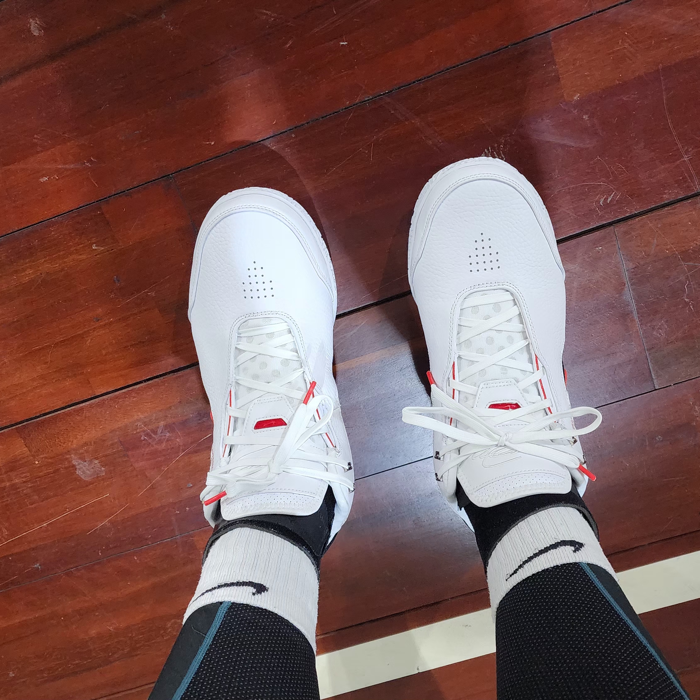Nike LeBron NXXT Gen AMPD EP White University Red 착용 스타일 - 1