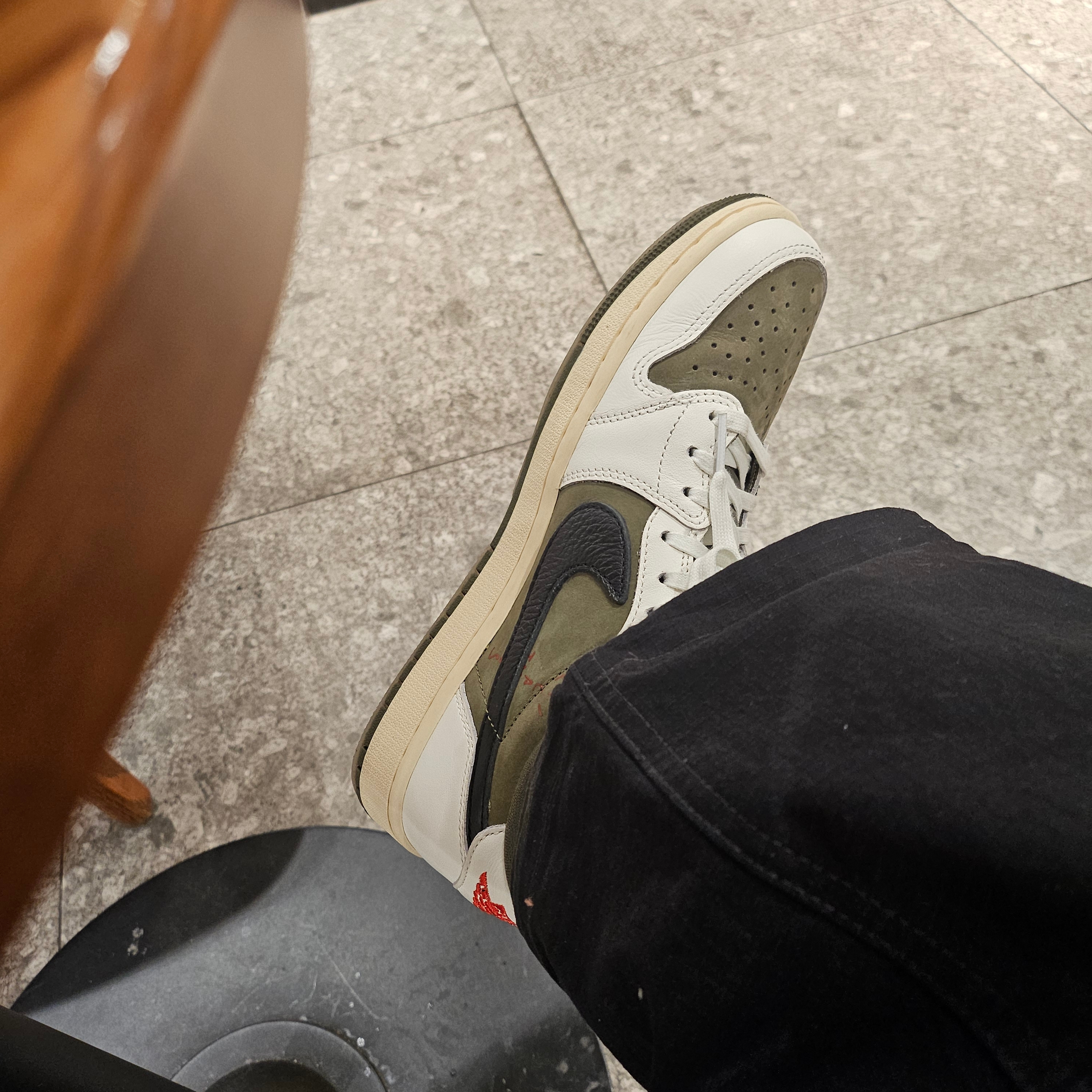 Jordan 1 x Travis Scott Retro Low OG SP Reverse Olive, Stussy Stu Arch Strapback Cap Black 착용 스타일 - 3