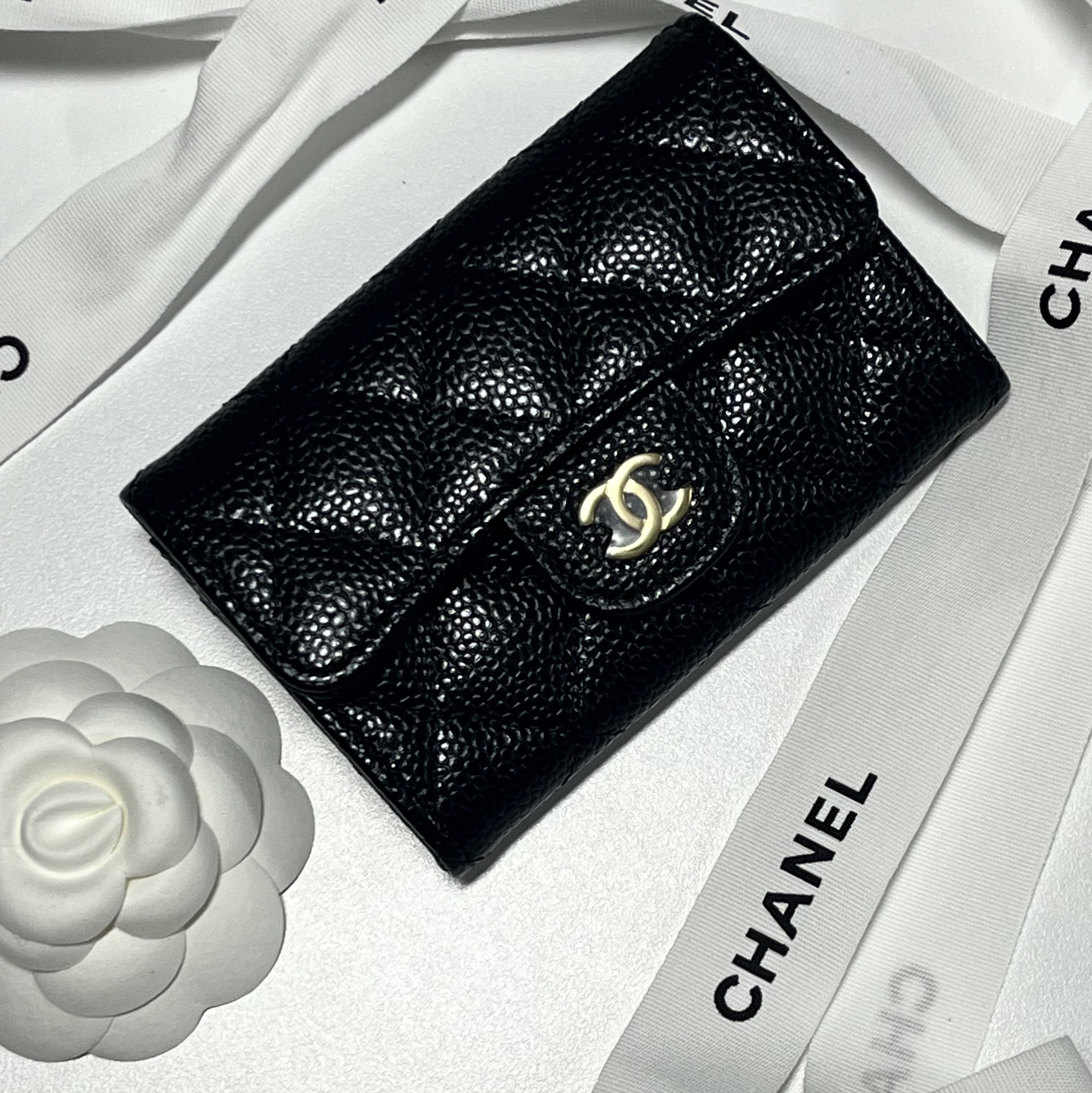 Chanel Classic Card Holder Grained Calfskin & Gold Black 착용 스타일