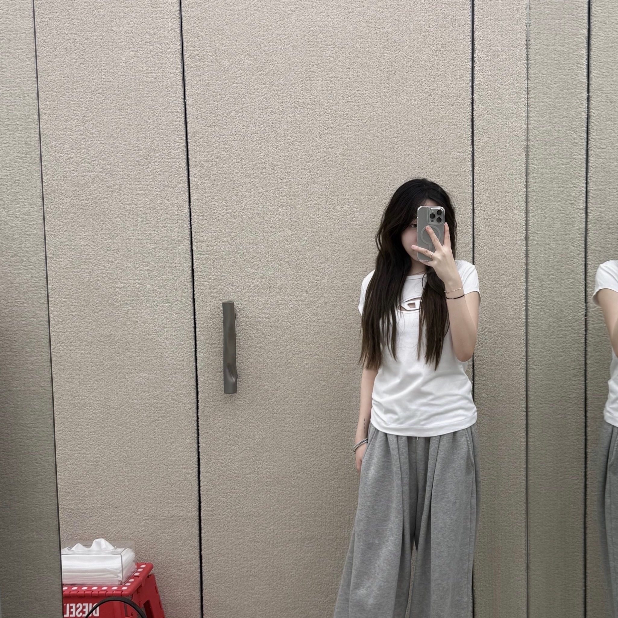 (W) Diesel T-Angie Peekaboo Logo T-Shirt White, Dior Clair D Lune Bracelet Silver Finish Metal & White Crystals 착용 스타일