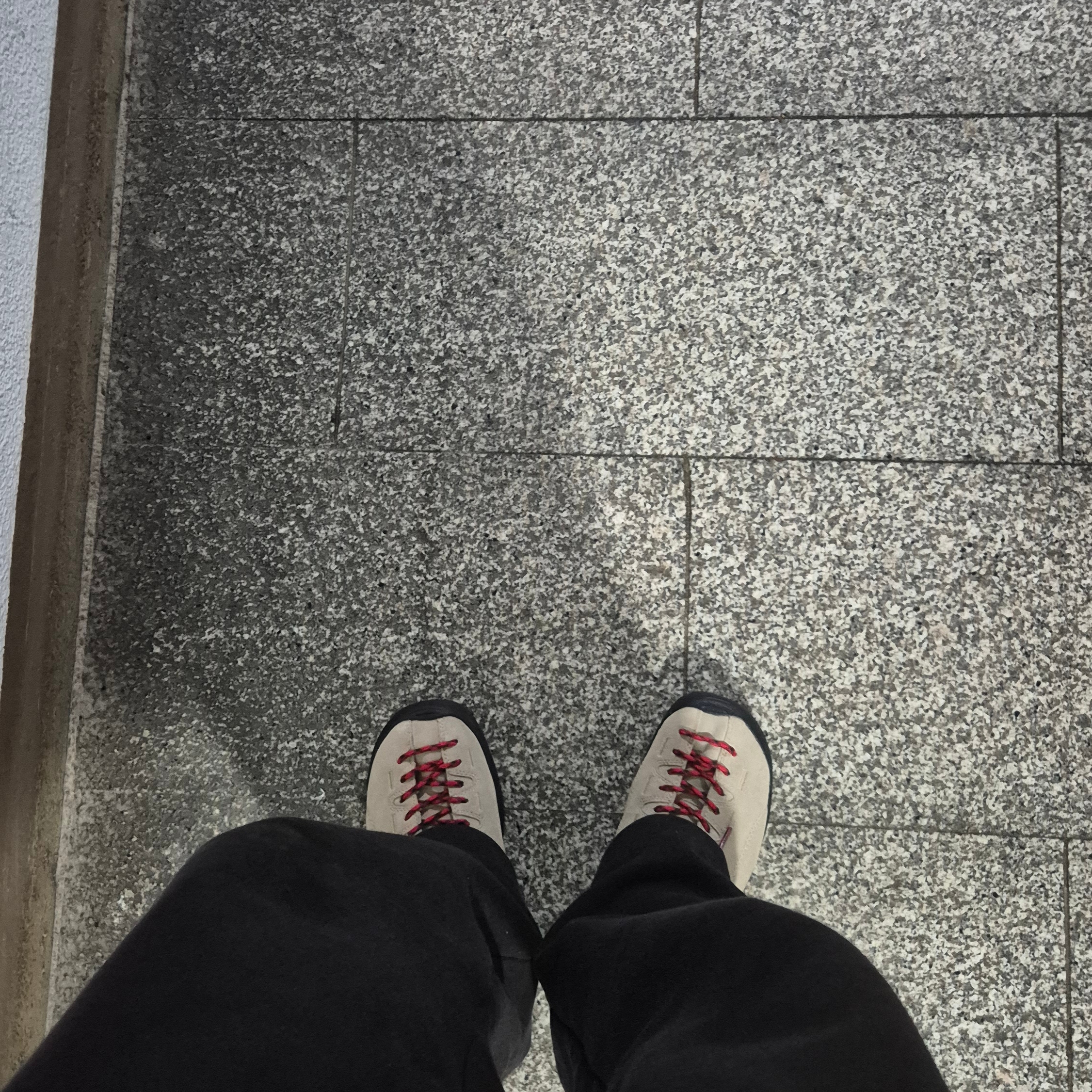 Keen Jasper Suede Sneakers Silver Mink, New Balance 2002R Premium Vintage Black 착용 스타일 - 3