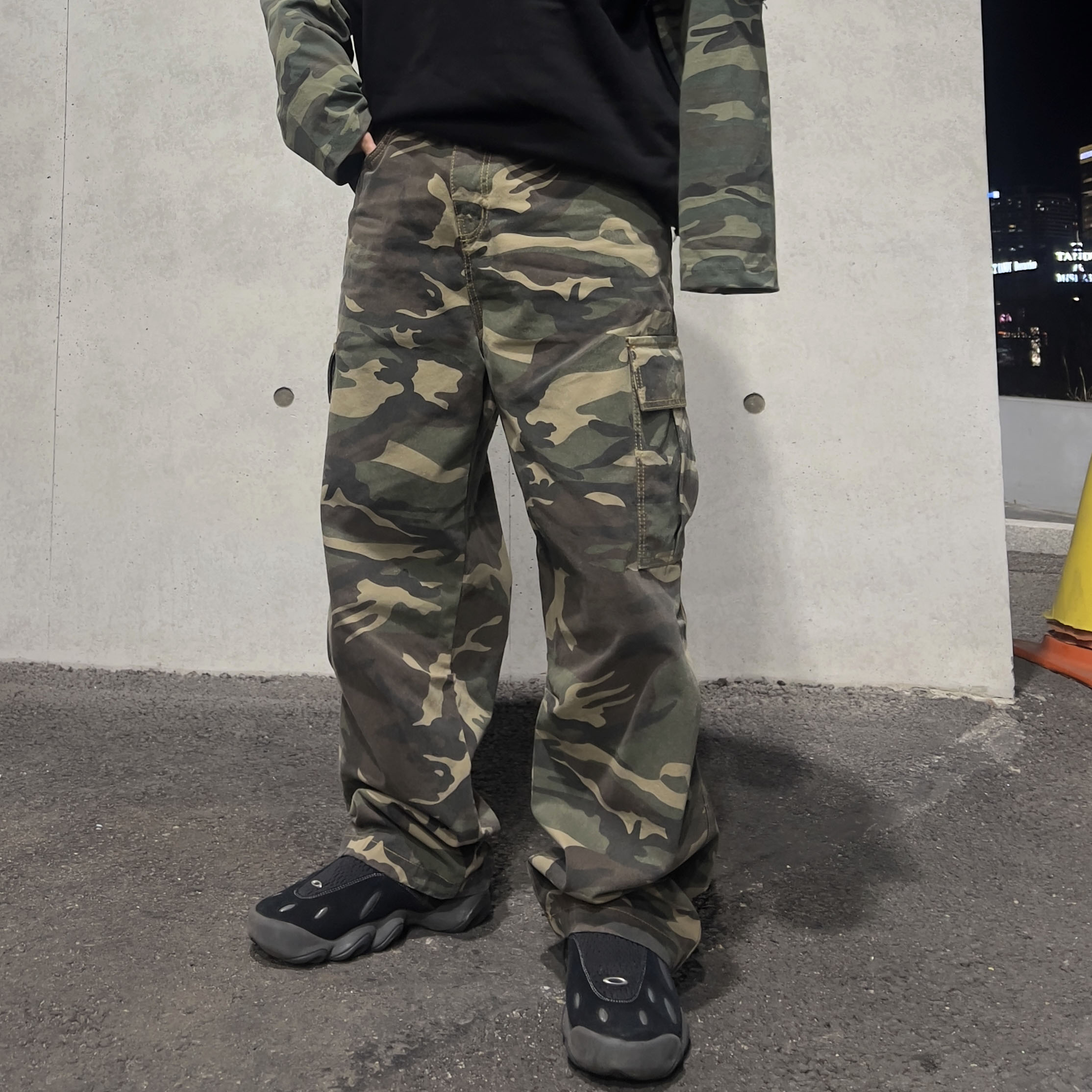 Oakley Factory Team x Brain Dead Suede Flesh Java, Oakley Factory Team x Brain Dead Orbital Flesh Black glitter 착용 스타일 - 1
