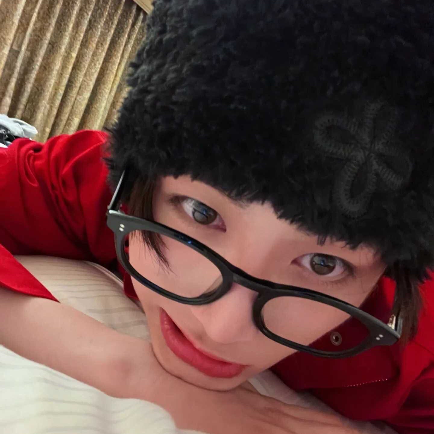 Surgery Leather Patch Fur Beanie Black 착용 스타일 - 2