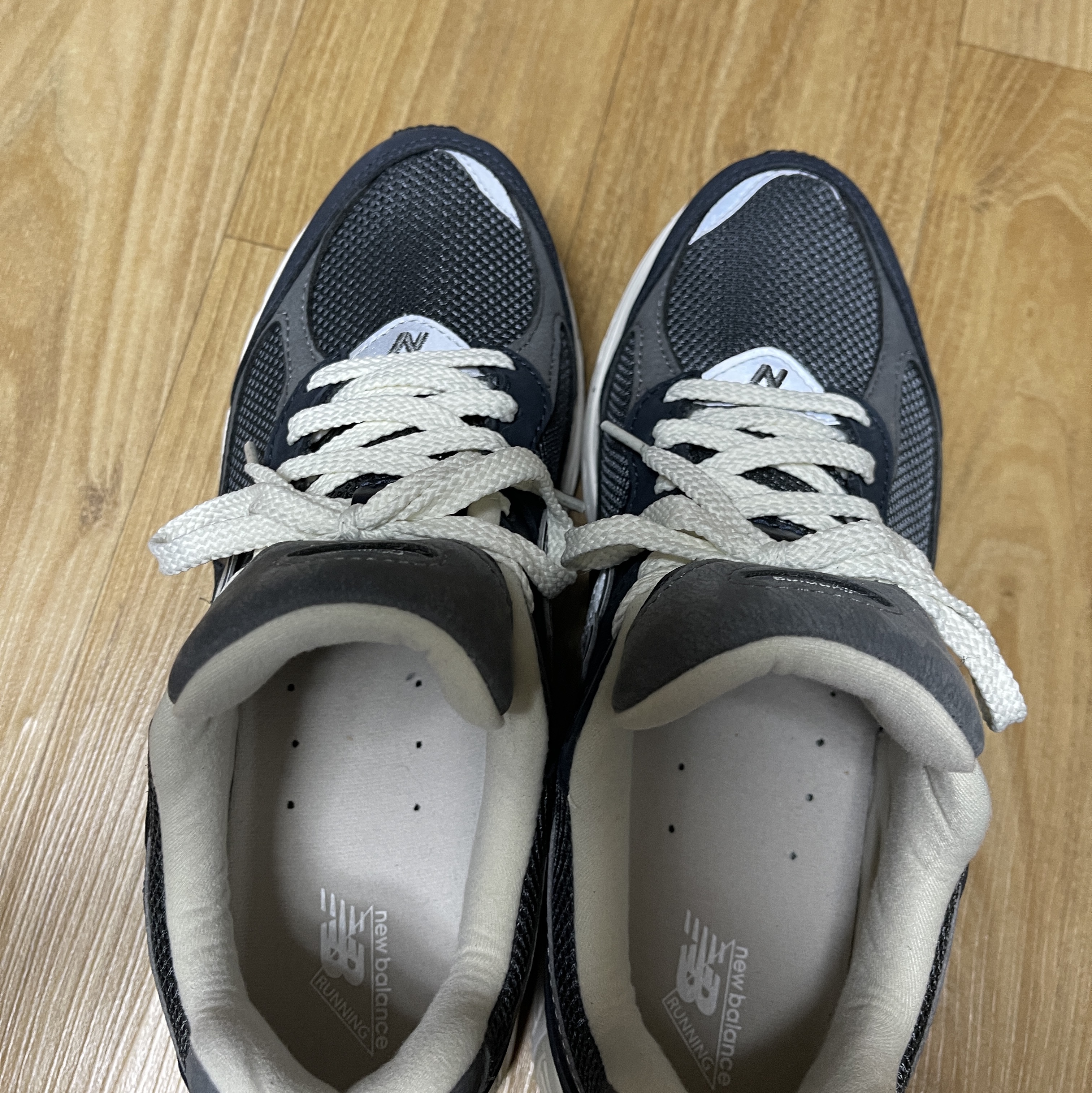 New Balance 2002R Premium Vintage Navy Grey 착용 스타일