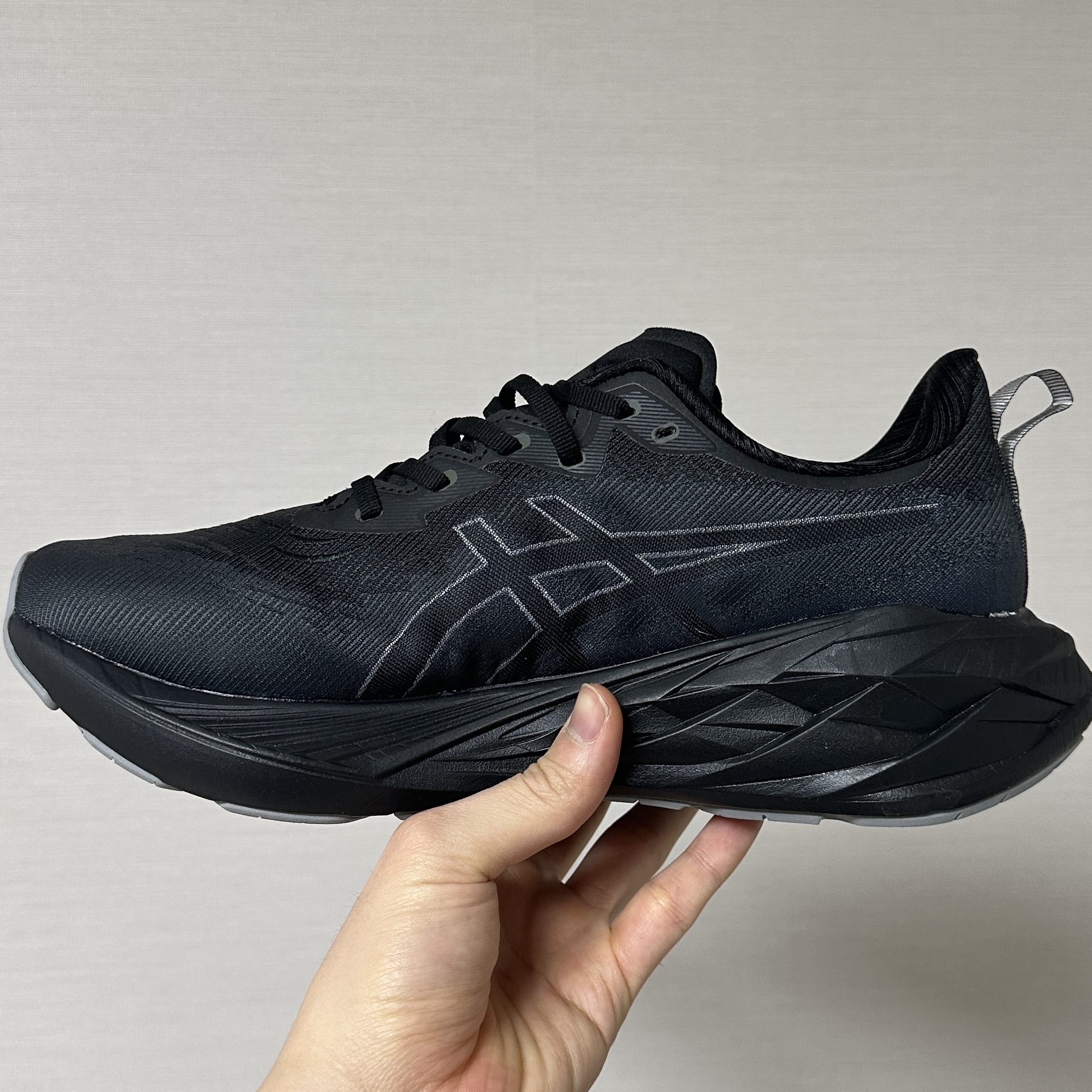 Asics Novablast 4 Black Graphite Grey 착용 스타일 - 4