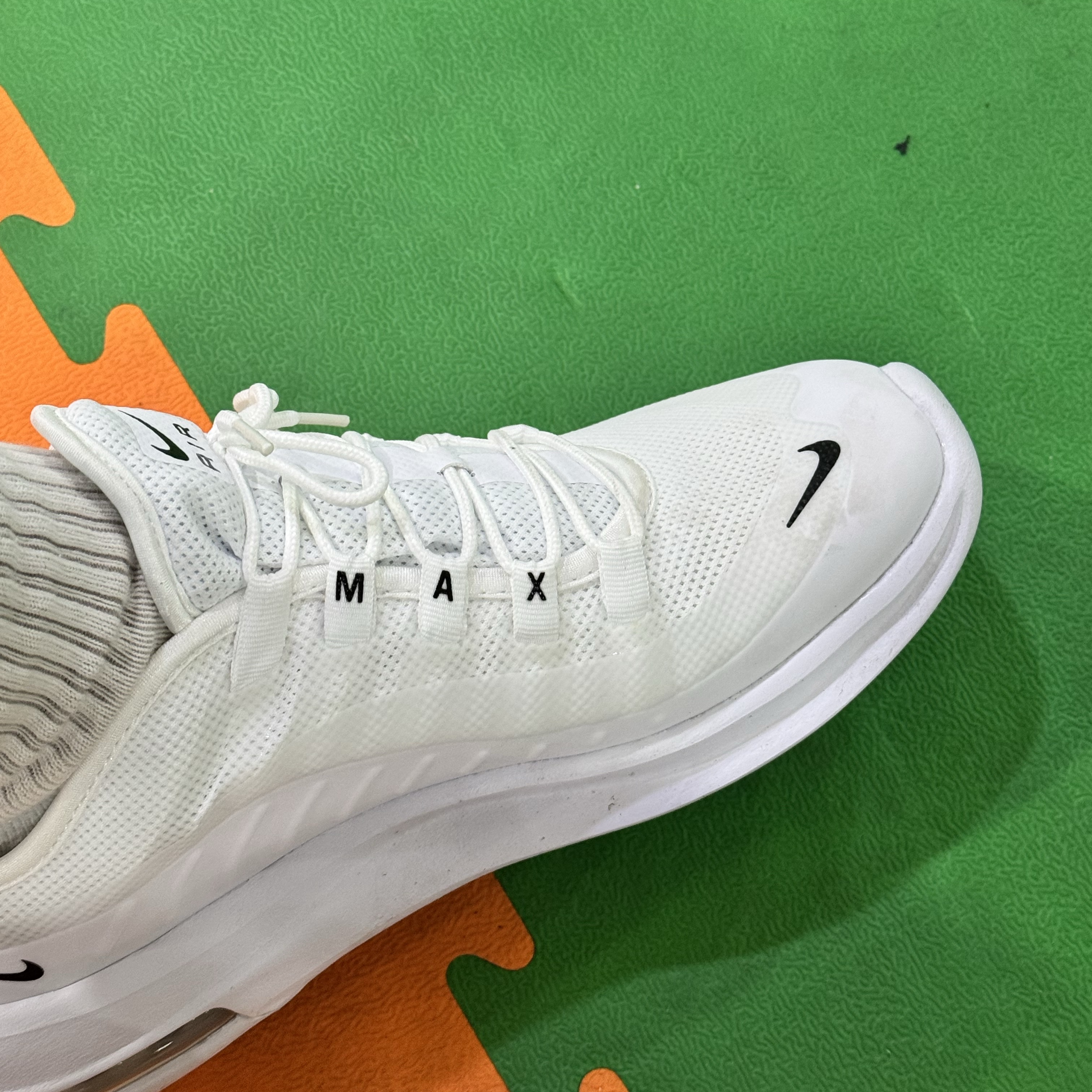 Nike Air Max Axis White Black 착용 스타일 - 2