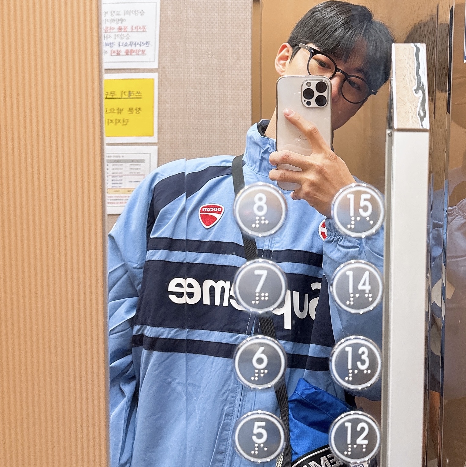 Supreme x Ducati Track Jacket Light Blue - 24SS, Supreme Small Cinch Pouch Blue - 23FW 착용 스타일