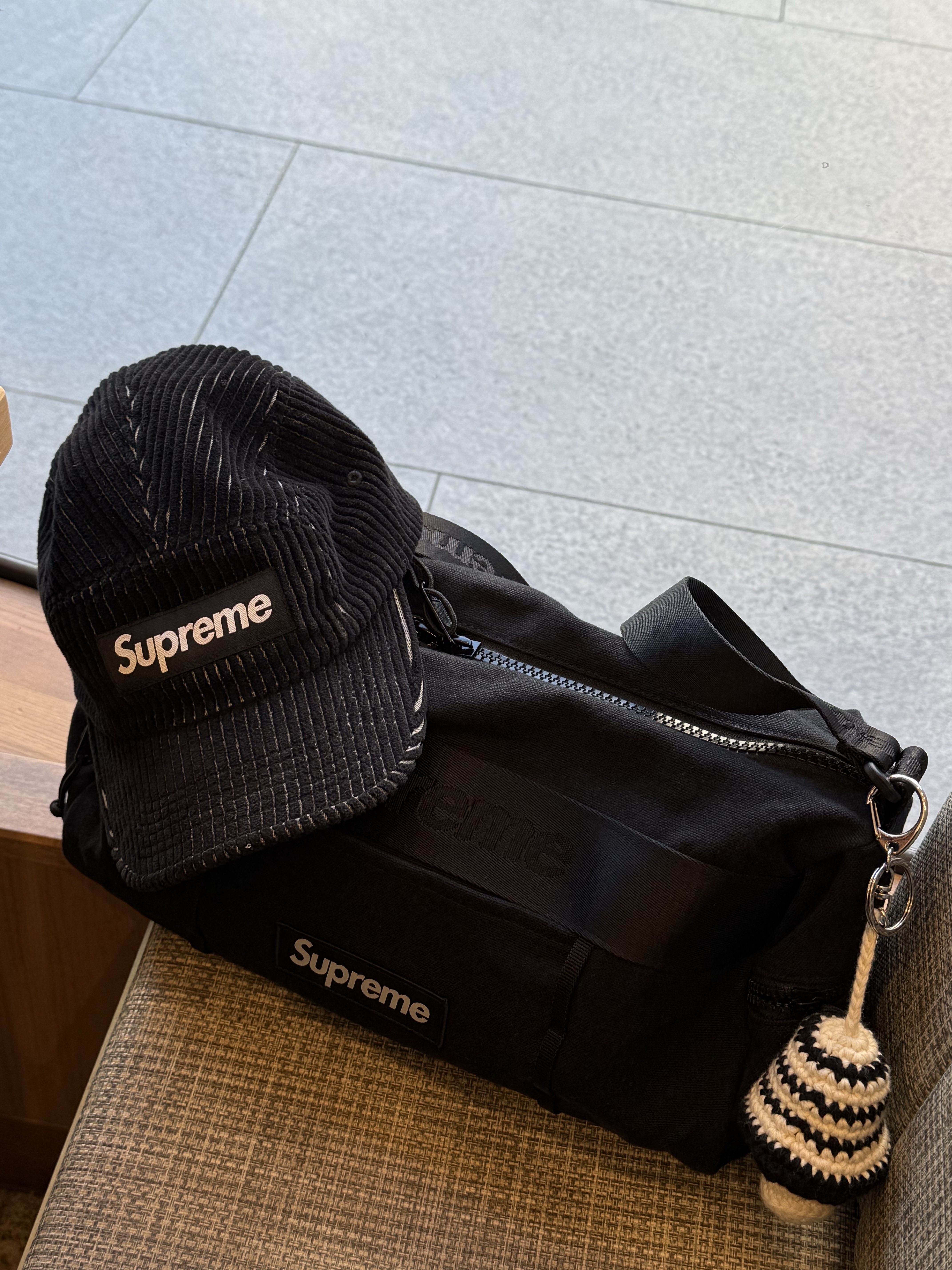 Supreme Utility Bag Black - 25SS, Supreme 2-Tone Corduroy Camp Cap Black - 23SS 착용 스타일 - 3
