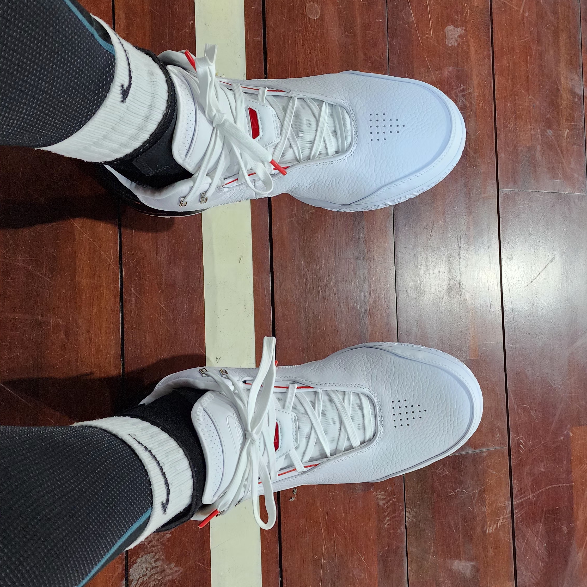 Nike LeBron NXXT Gen AMPD EP White University Red 착용 스타일 - 3