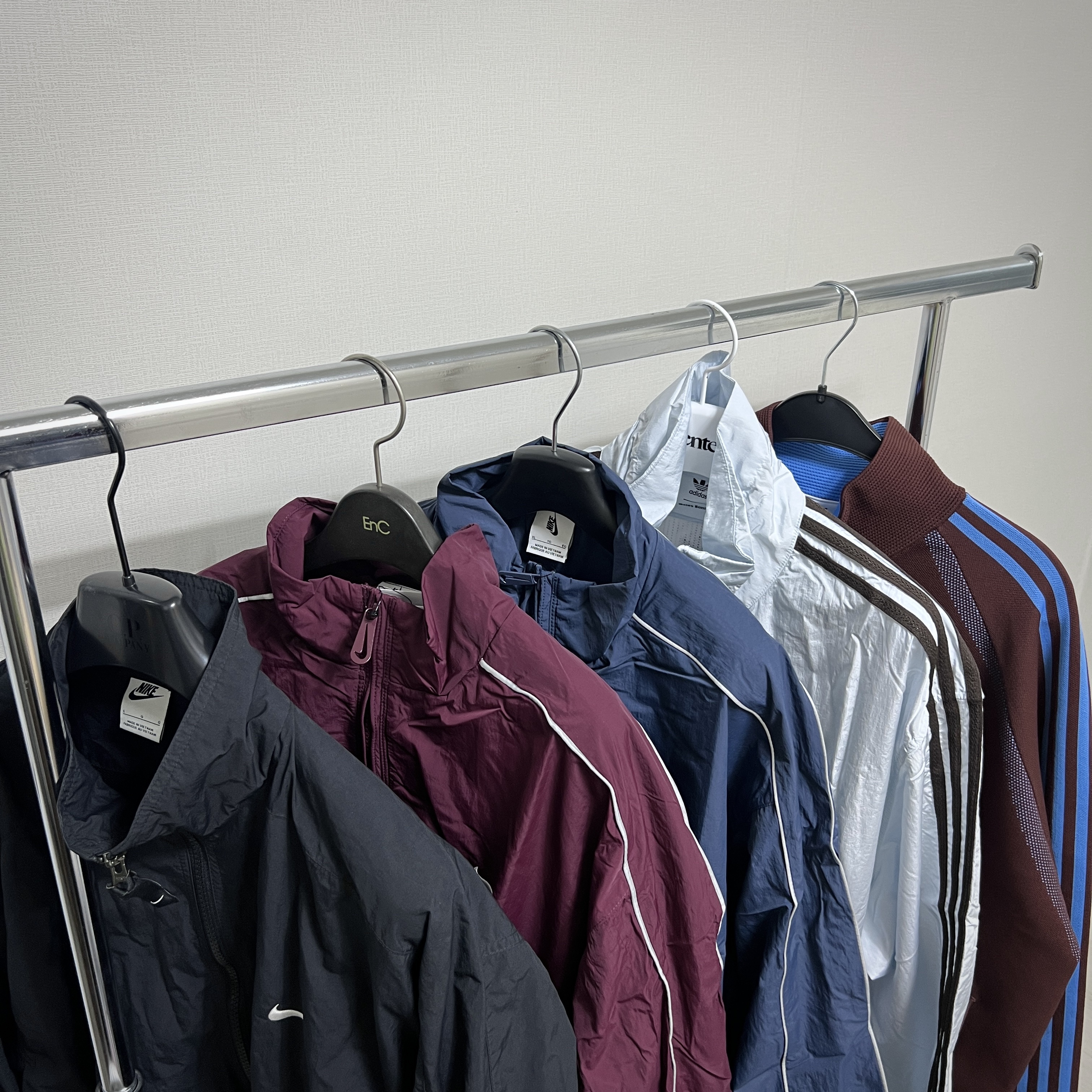 Nike NRG Solo Swoosh Woven Track Jacket Black - Asia, Nike NSW Solo Swoosh Woven Track Jacket Night Maroon - US/EU 착용 스타일