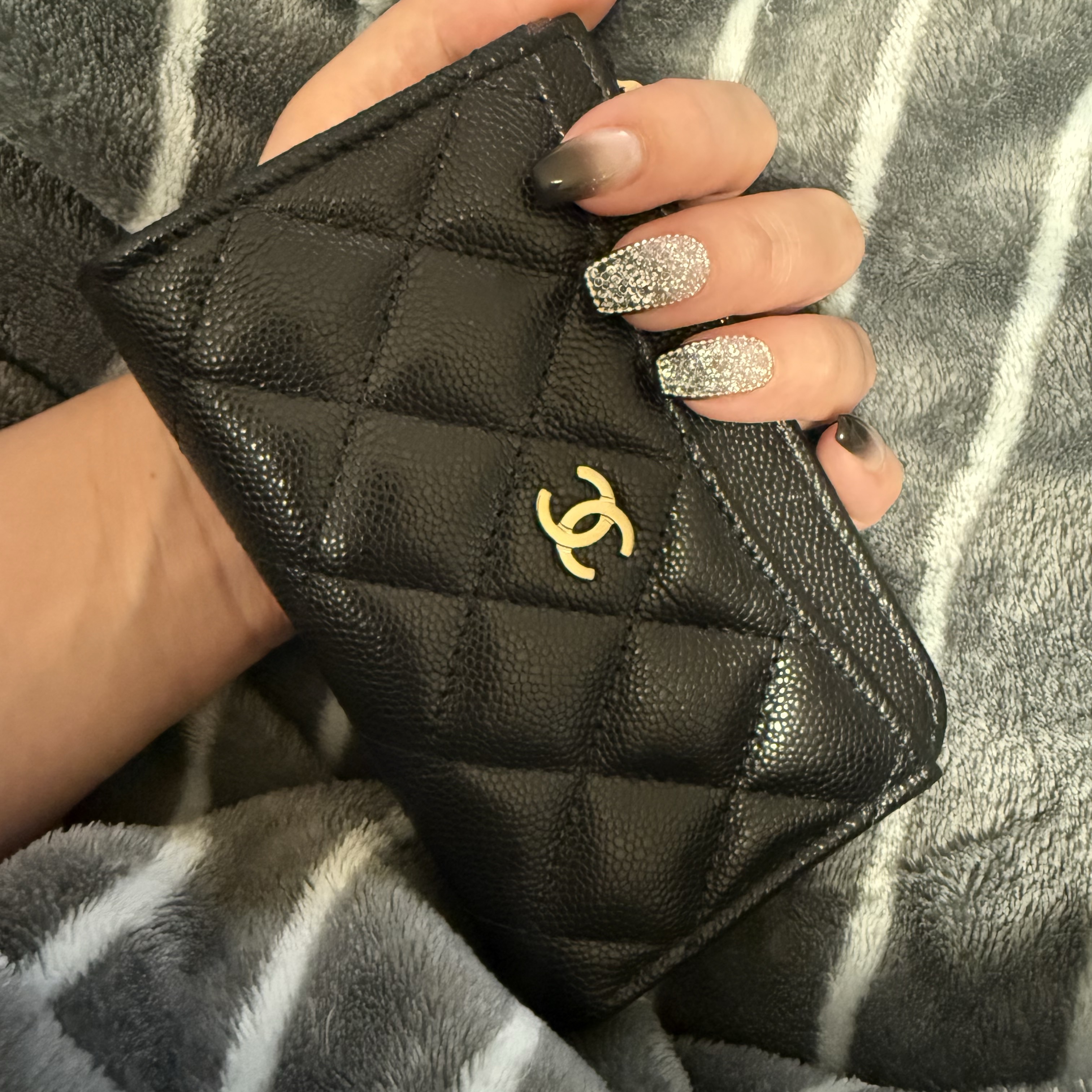 Chanel Card Holder Grained Shiny Calfskin & Gold Black 착용 스타일