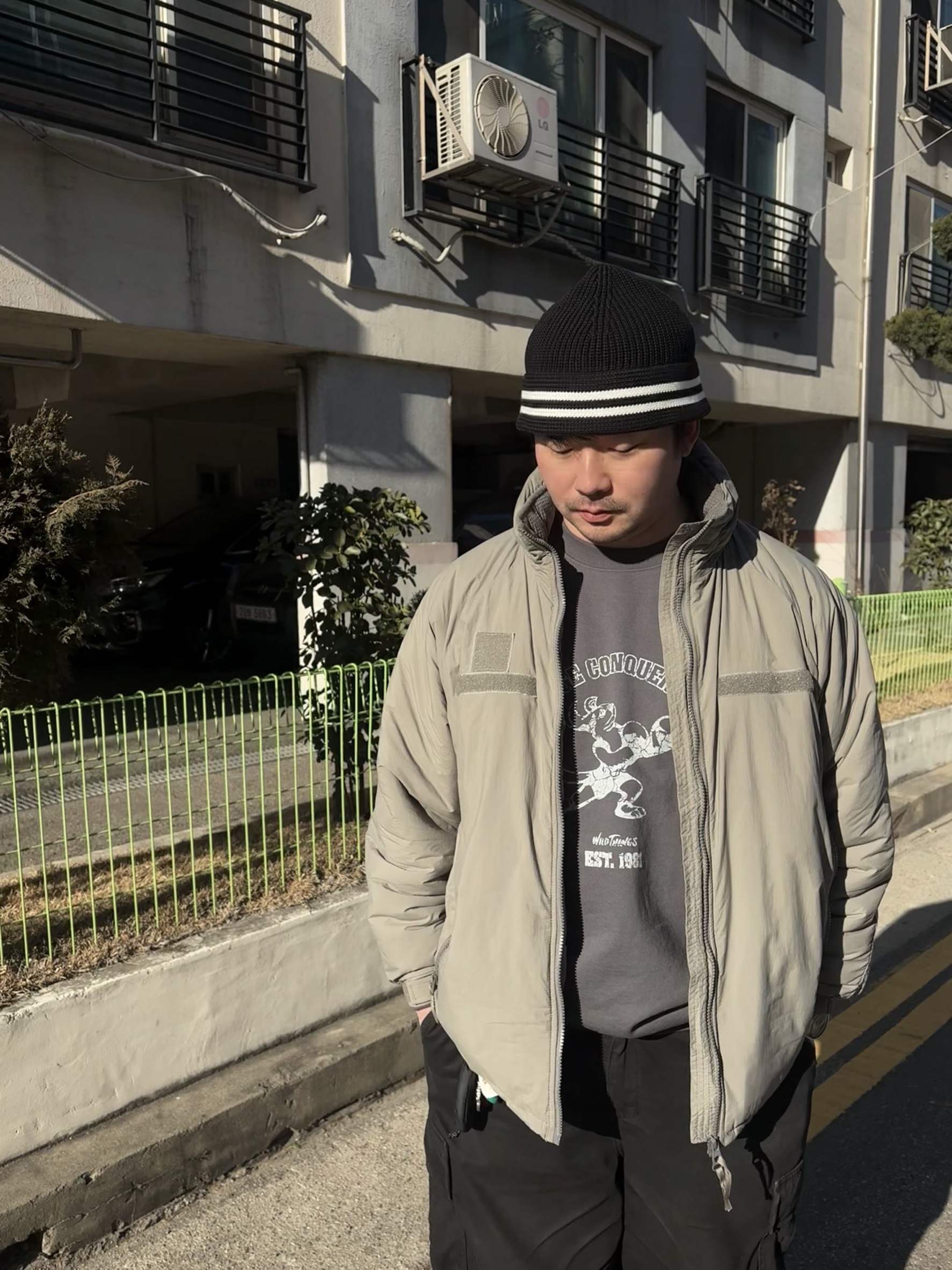 Wildthings Vintage Sweatshirts(WILD DOG) Graphite 착용 스타일 - 7