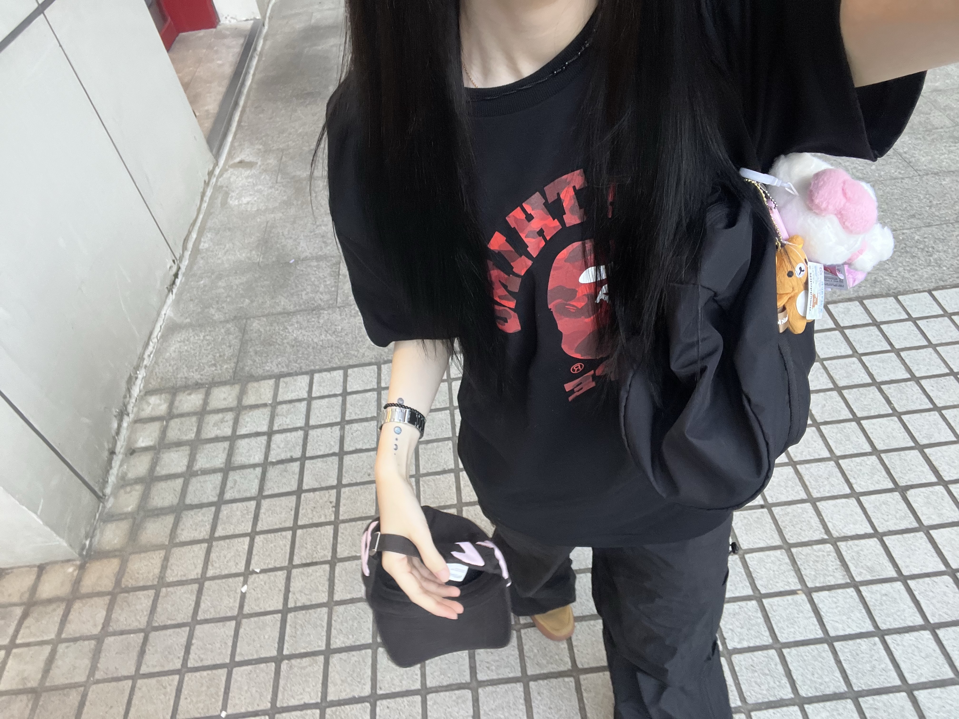 BAPE Color Camo College T-Shirt Black Red, (GS) Nike Air Force 1 LV8 3 Wheat 착용 스타일