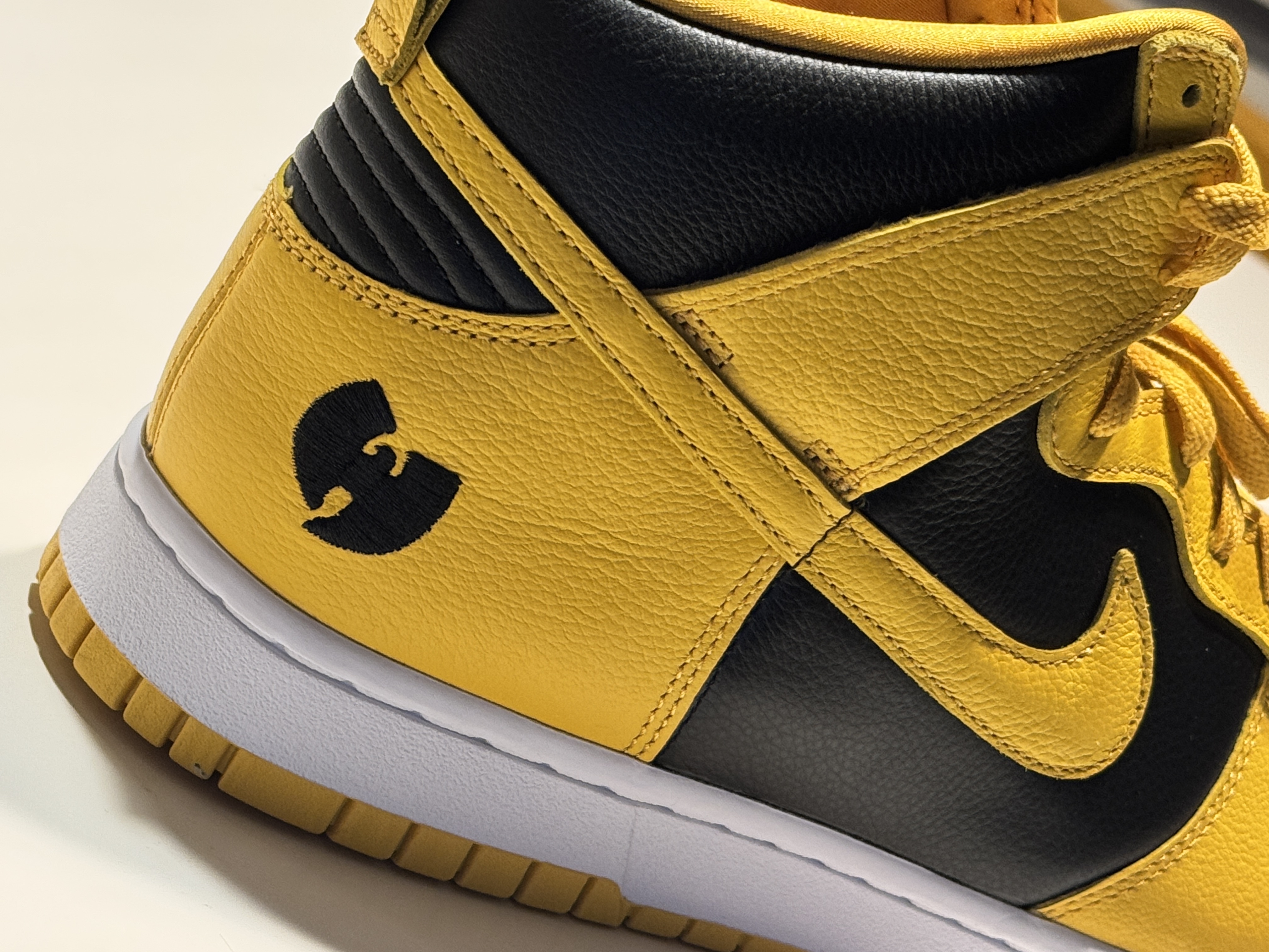 Nike Wu-Tang Clan Dunk High Black and Pollen 착용 스타일