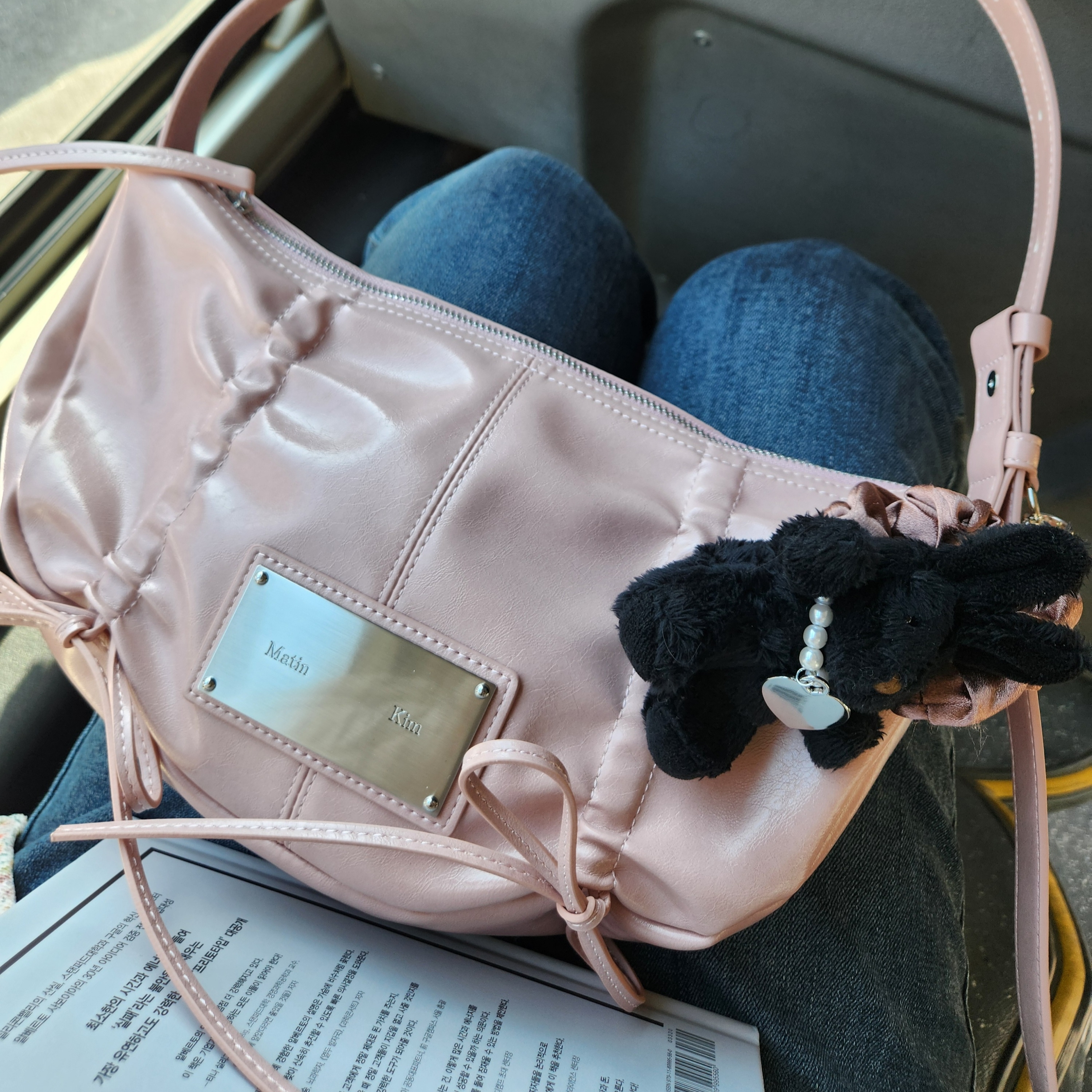 Matin Kim Half Shirring Ribbon Round Bag Pink 착용 스타일 - 1