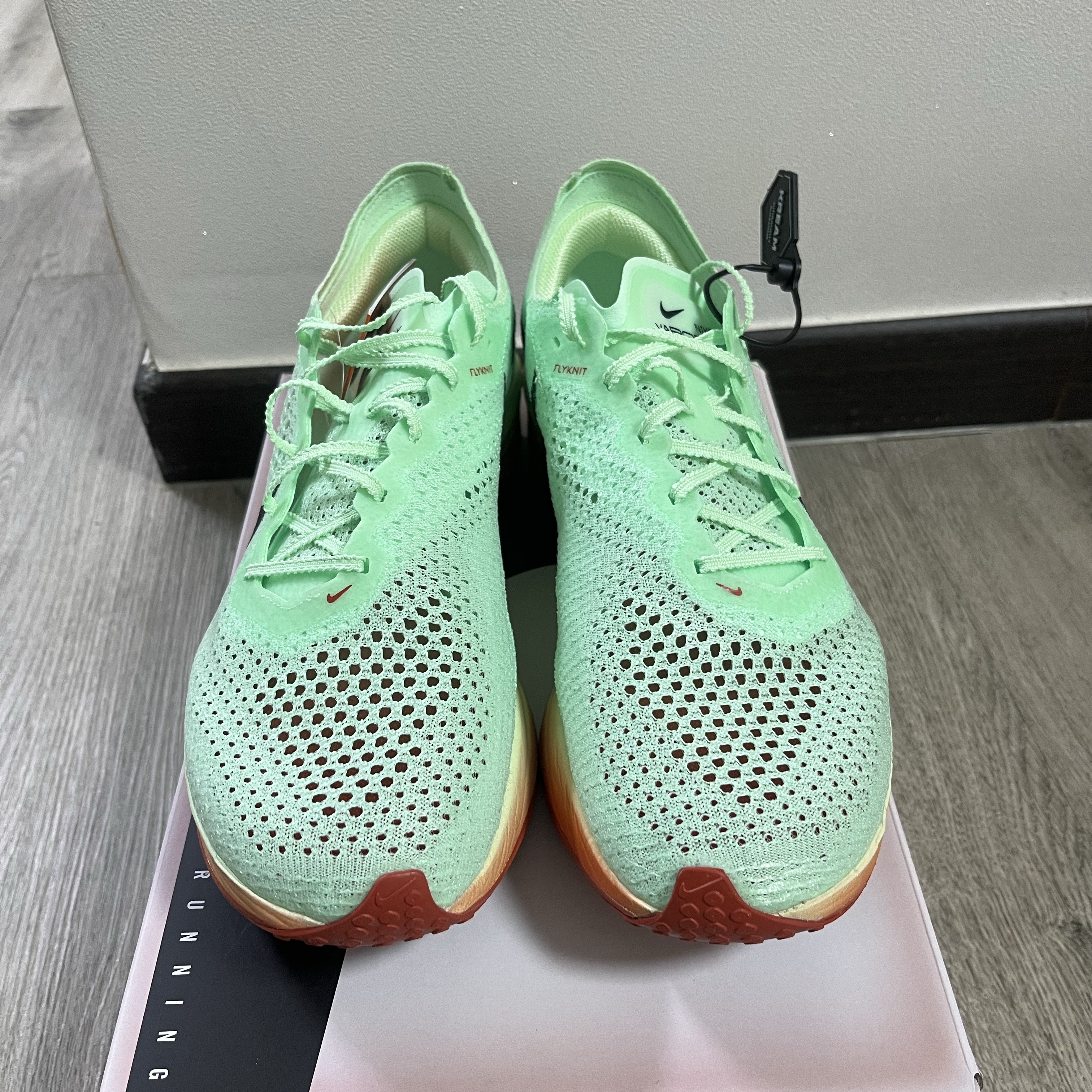 Nike ZoomX Vaporfly Next% 3 Vapor Green Dragon Red 착용 스타일 - 3