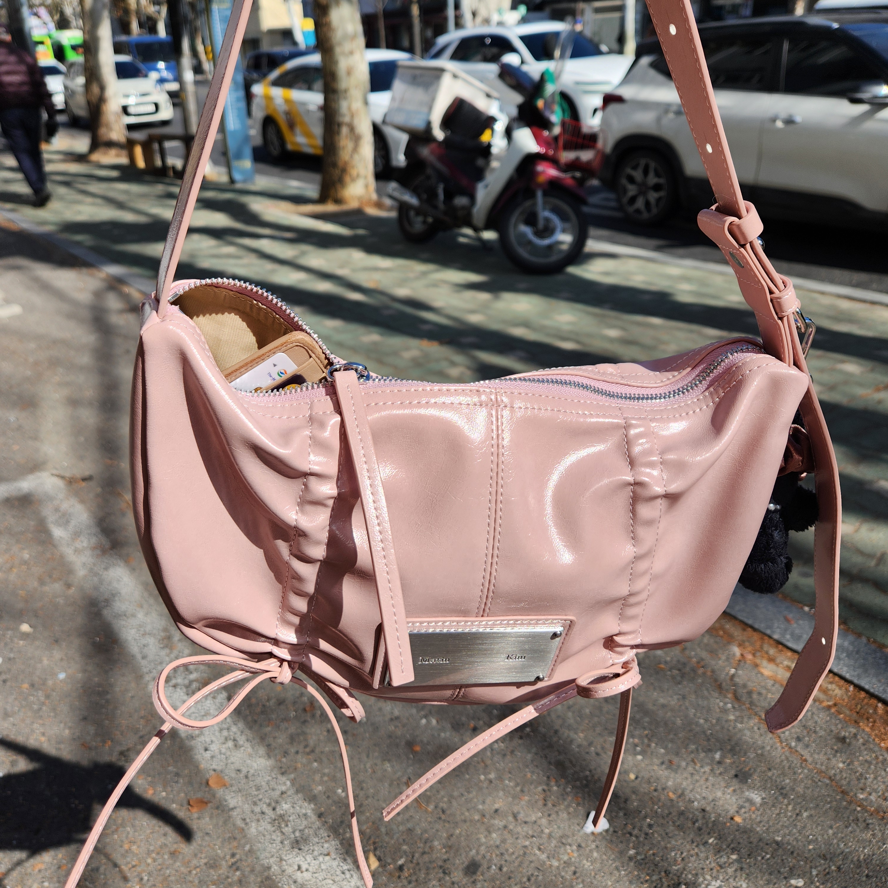 Matin Kim Half Shirring Ribbon Round Bag Pink 착용 스타일 - 2