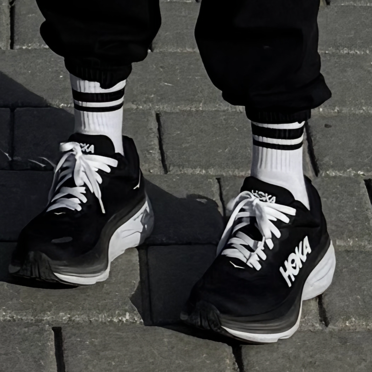 Hoka Bondi 8 Black White - Wide 착용 스타일 - 3