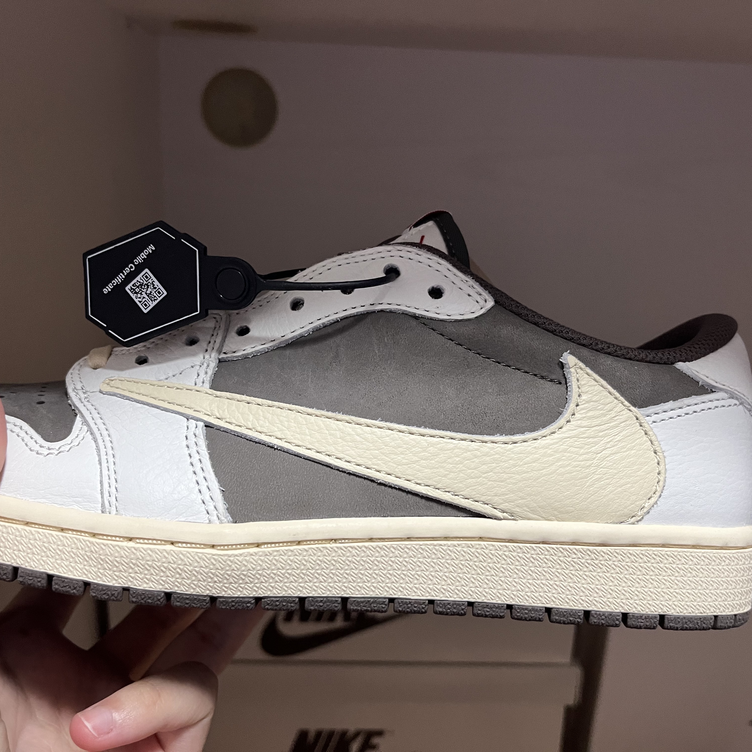 Jordan 1 x Travis Scott Retro Low OG SP Sail and Ridgerock 착용 스타일