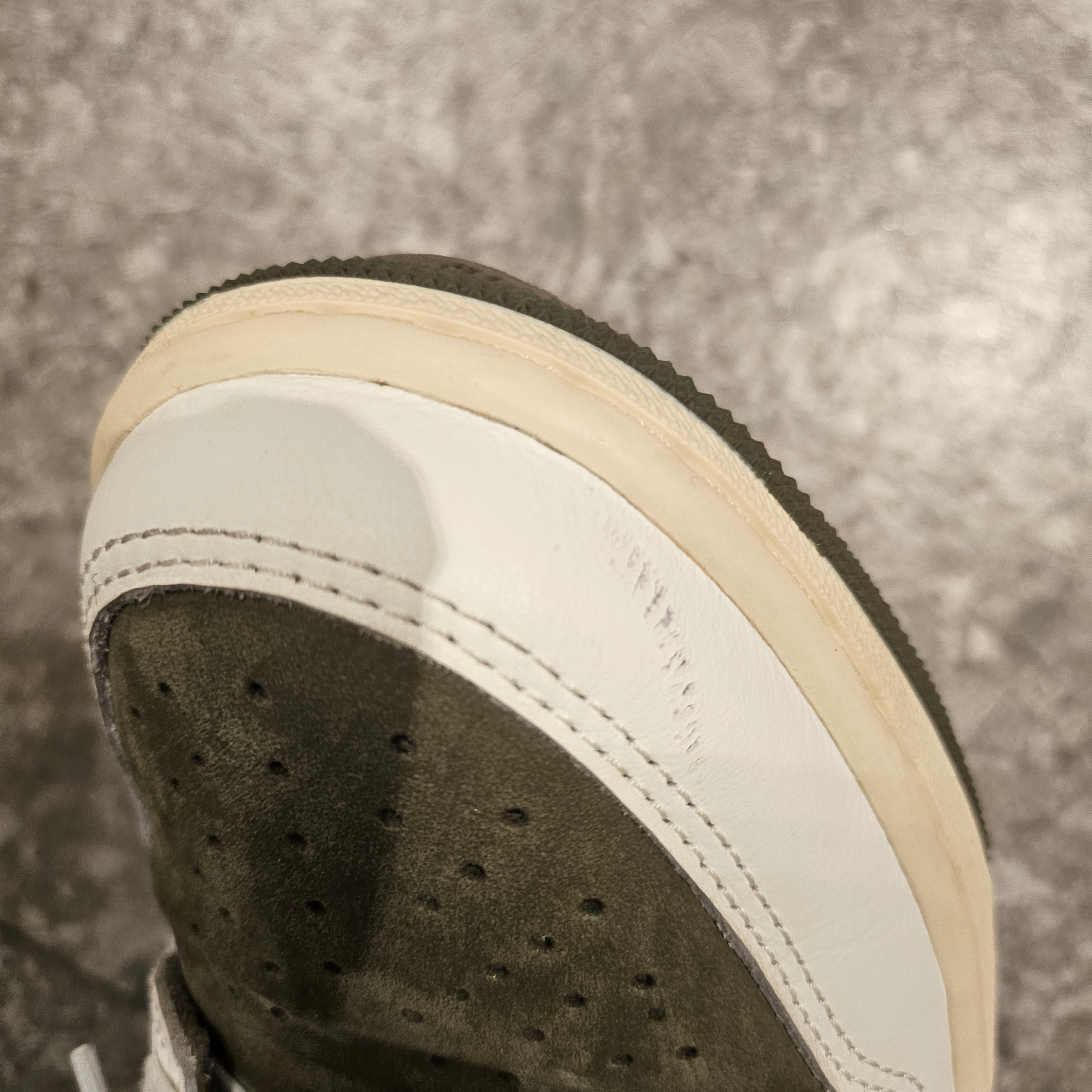 Jordan 1 x Travis Scott Retro Low OG SP Reverse Olive, Stussy Stu Arch Strapback Cap Black 착용 스타일 - 2