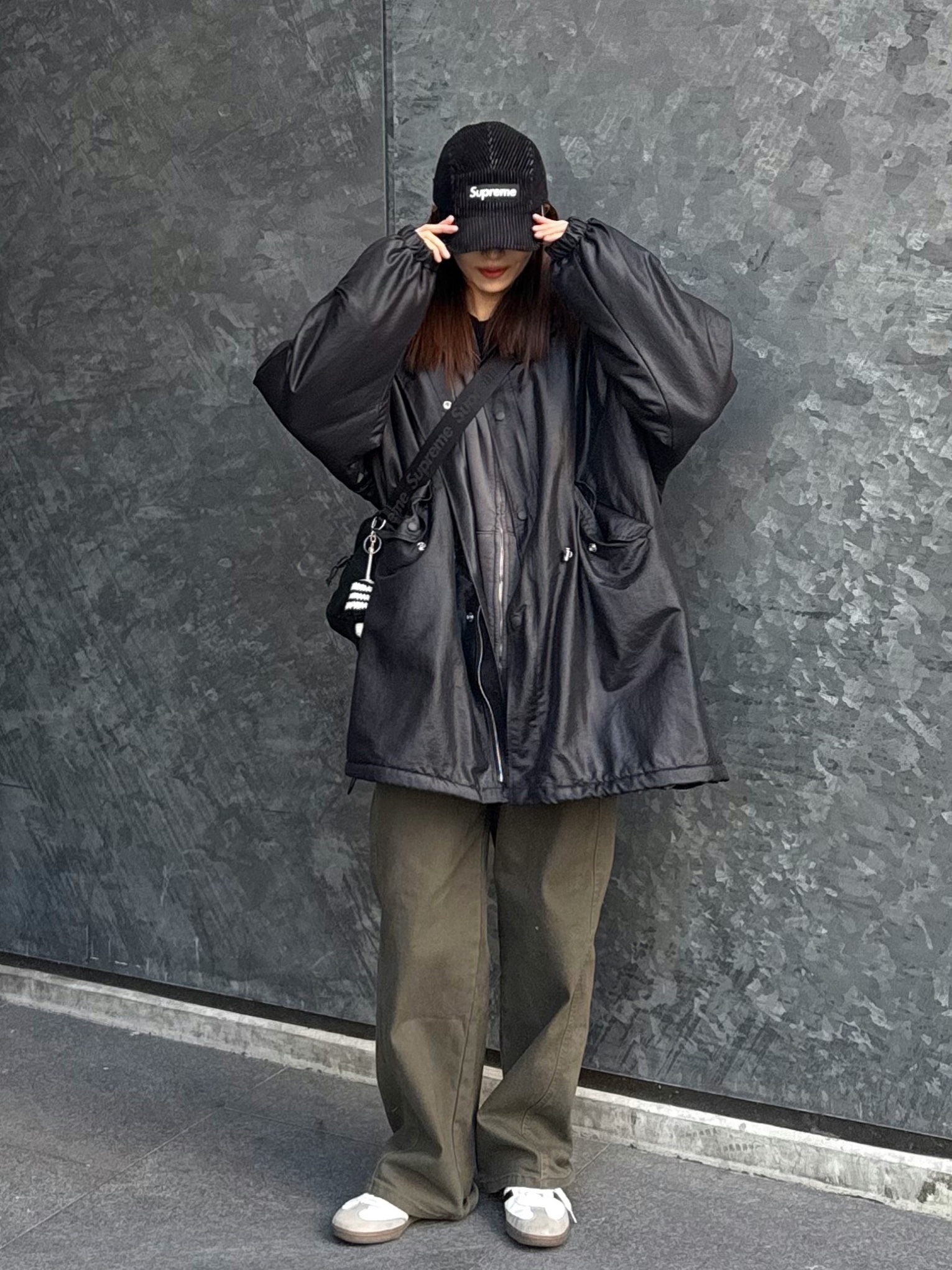 Supreme Utility Bag Black - 25SS, Supreme 2-Tone Corduroy Camp Cap Black - 23SS 착용 스타일 - 2