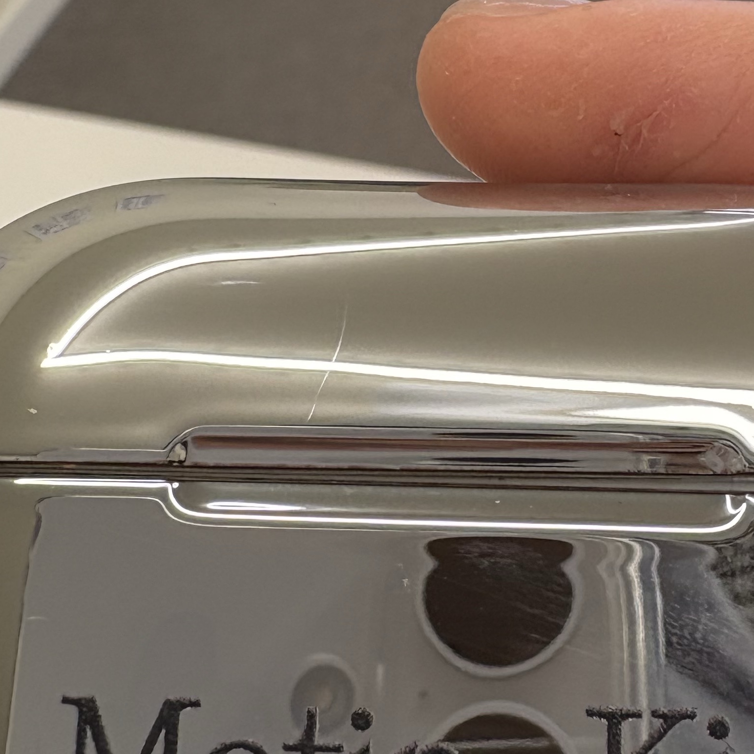Casetify x Matin Kim iPhone Basic Logo AirPods AirPods Pro 1st/2nd Gen Case Silver 착용 스타일 - 2