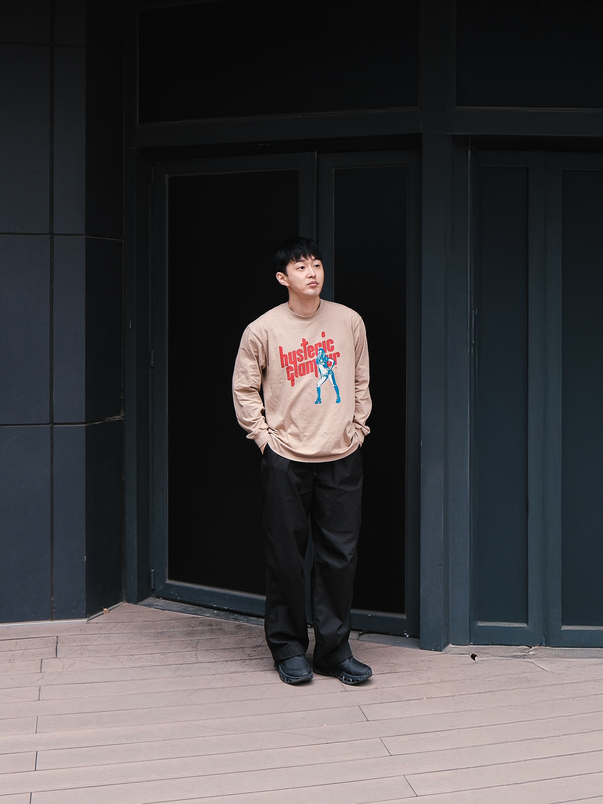 Hysteric Glamour Sound Vibration T-Shirt Beige, On Running x Post Archive Faction (Paf) Cloudmonster 2 Black Magnet 착용 스타일 - 1