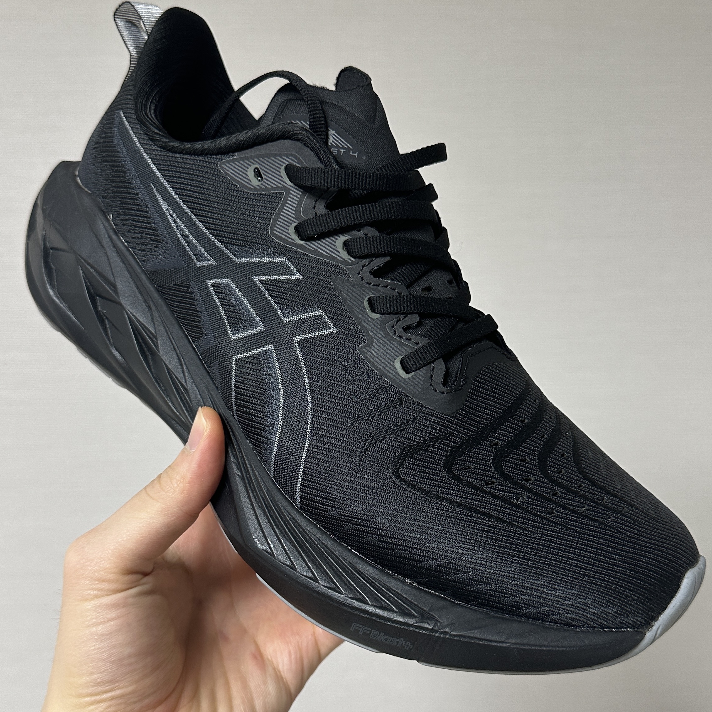 Asics Novablast 4 Black Graphite Grey 착용 스타일 - 1
