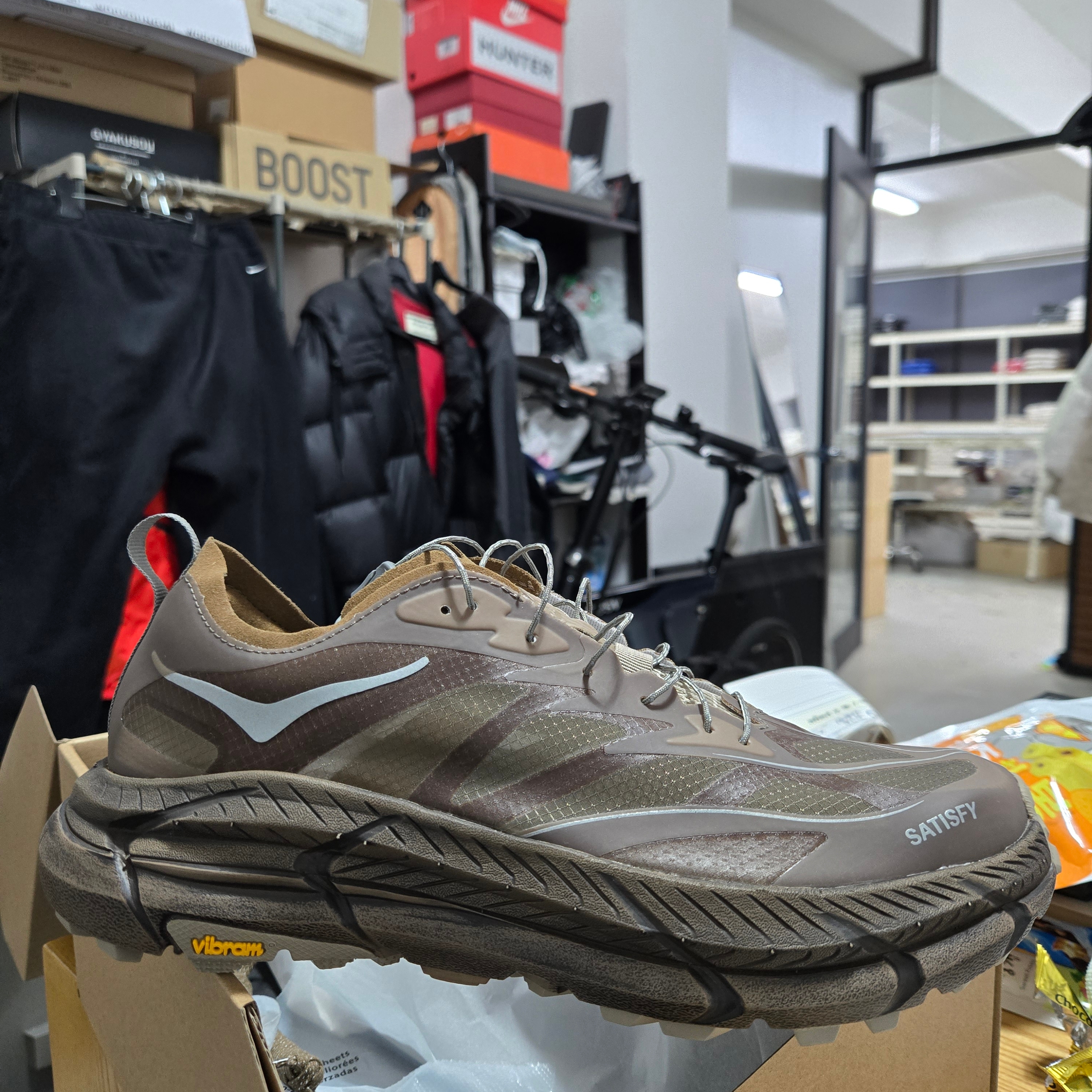 Hoka x Satisfy Mafate Speed 4 Lite Rubber, Hoka x Satisfy Mafate Speed 4 Lite Sulfur 착용 스타일 - 2