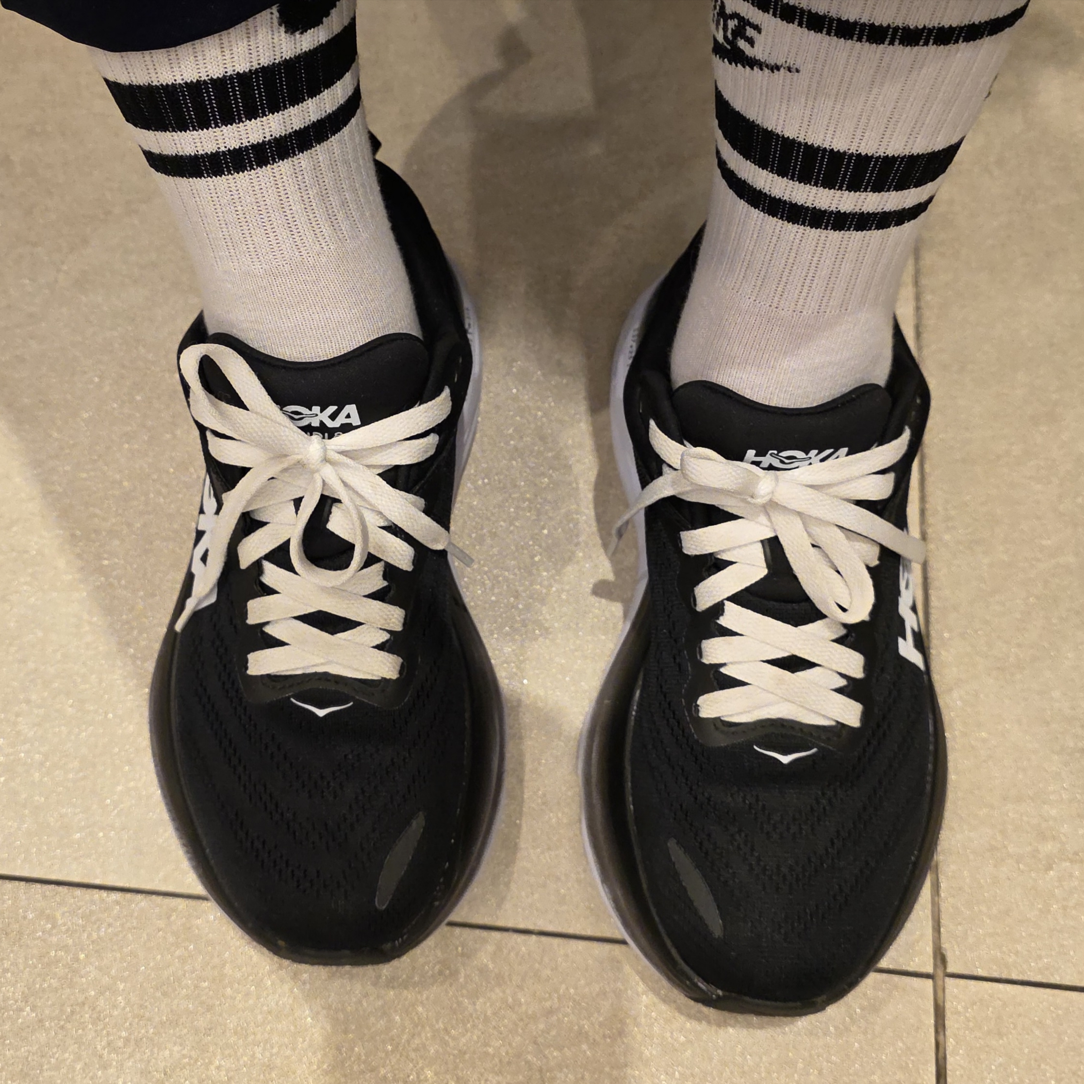 Hoka Bondi 8 Black White - Wide 착용 스타일 - 1