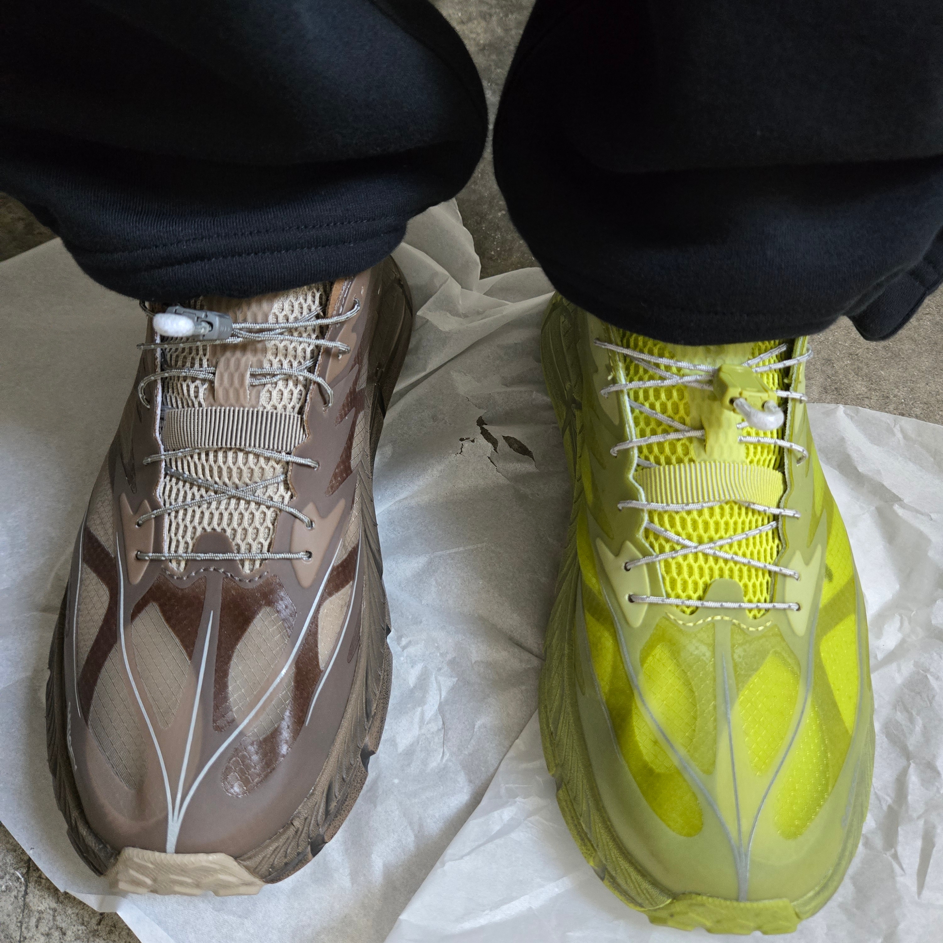 Hoka x Satisfy Mafate Speed 4 Lite Rubber, Hoka x Satisfy Mafate Speed 4 Lite Sulfur 착용 스타일 - 1
