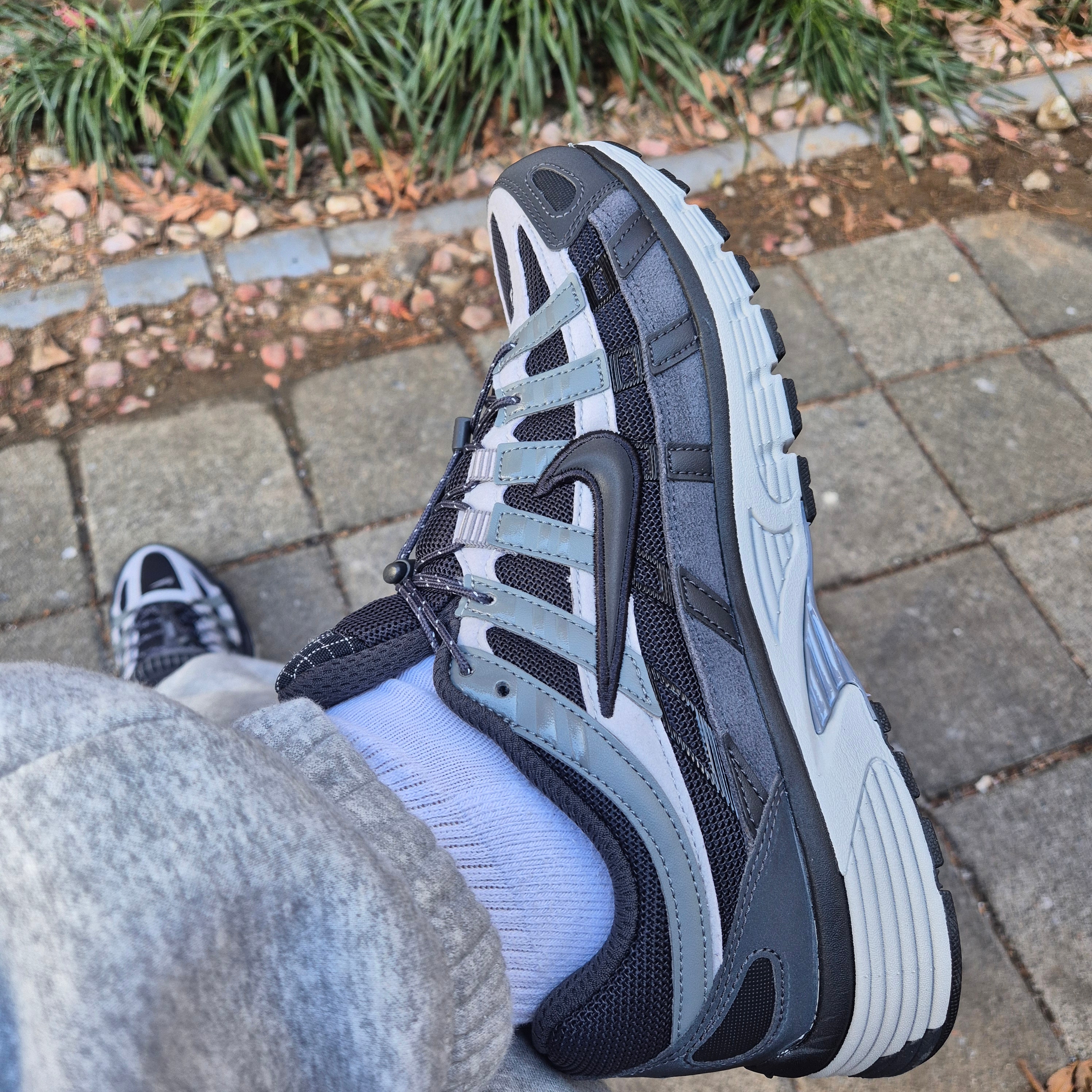 Nike P-6000 Anthracite Smoke Grey 착용 스타일
