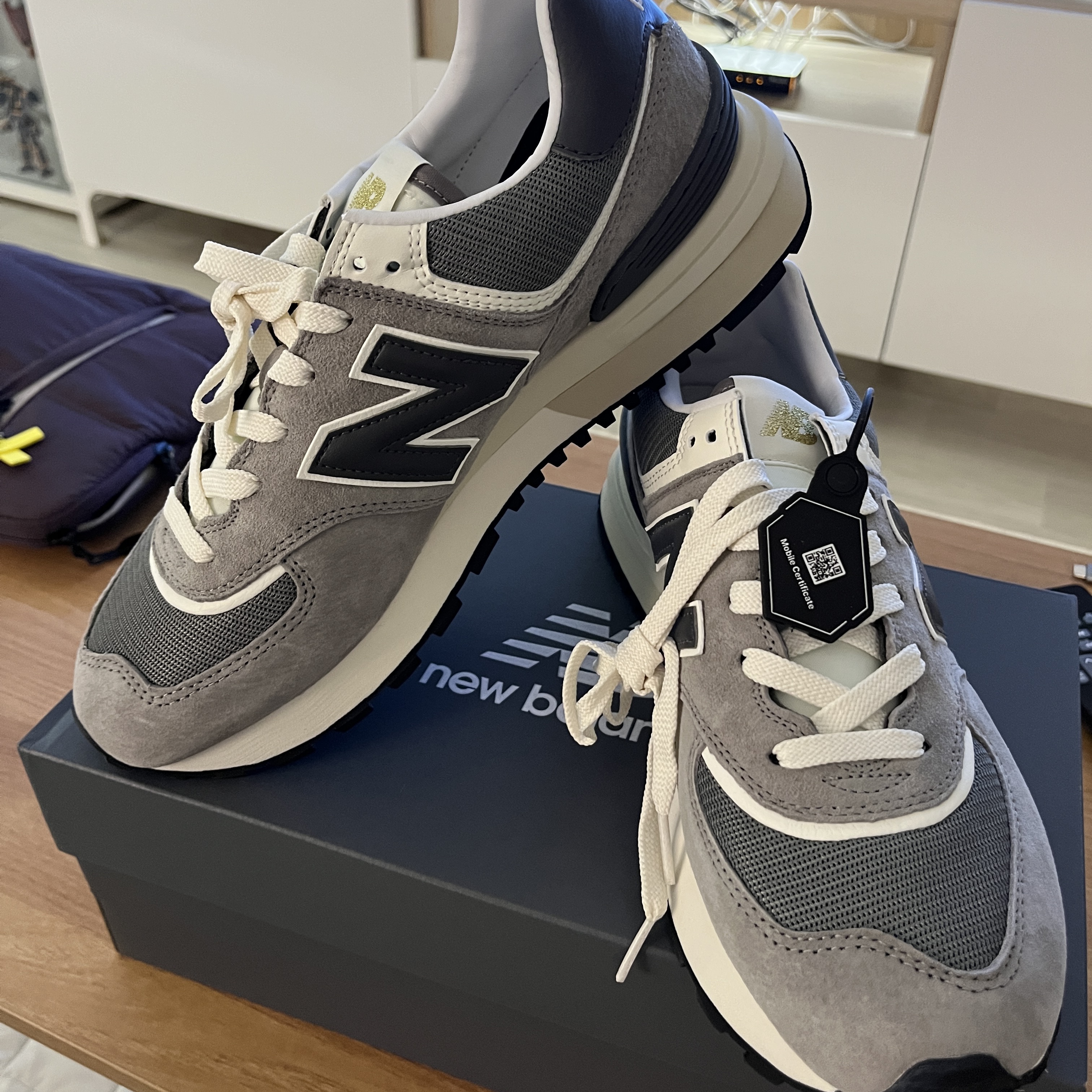 New Balance 574 Legacy Grey 착용 스타일 - 1
